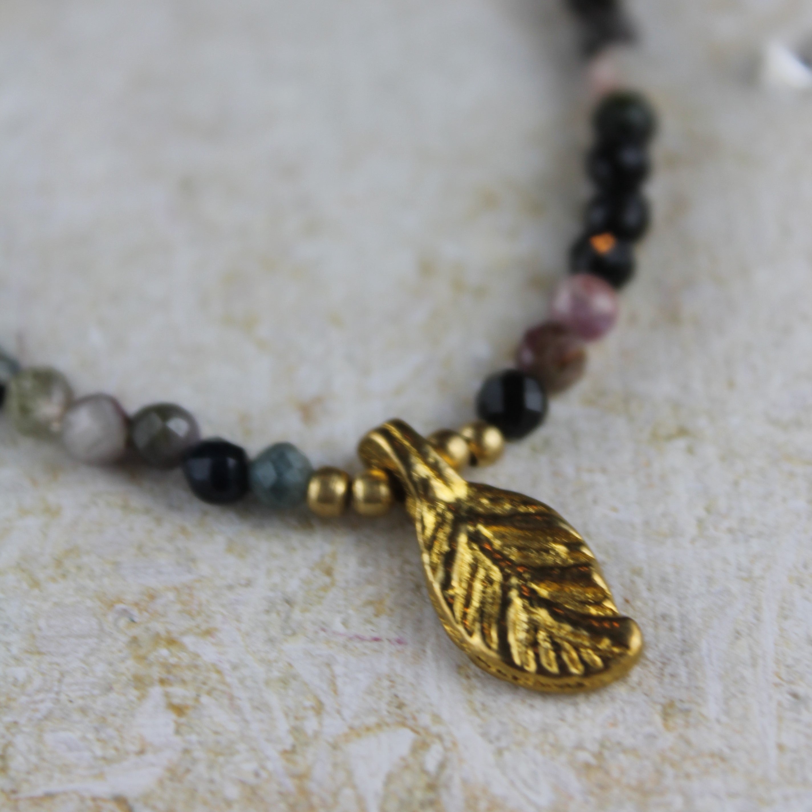 Turmalin Edelsteinkette mit Messinganhänger goldfarben