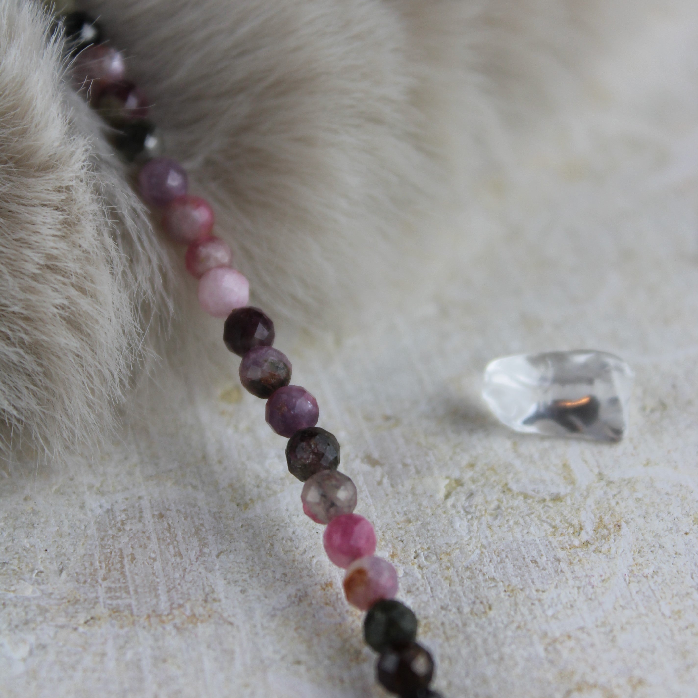 Turmalin Edelsteinkette mit Messinganhänger goldfarben