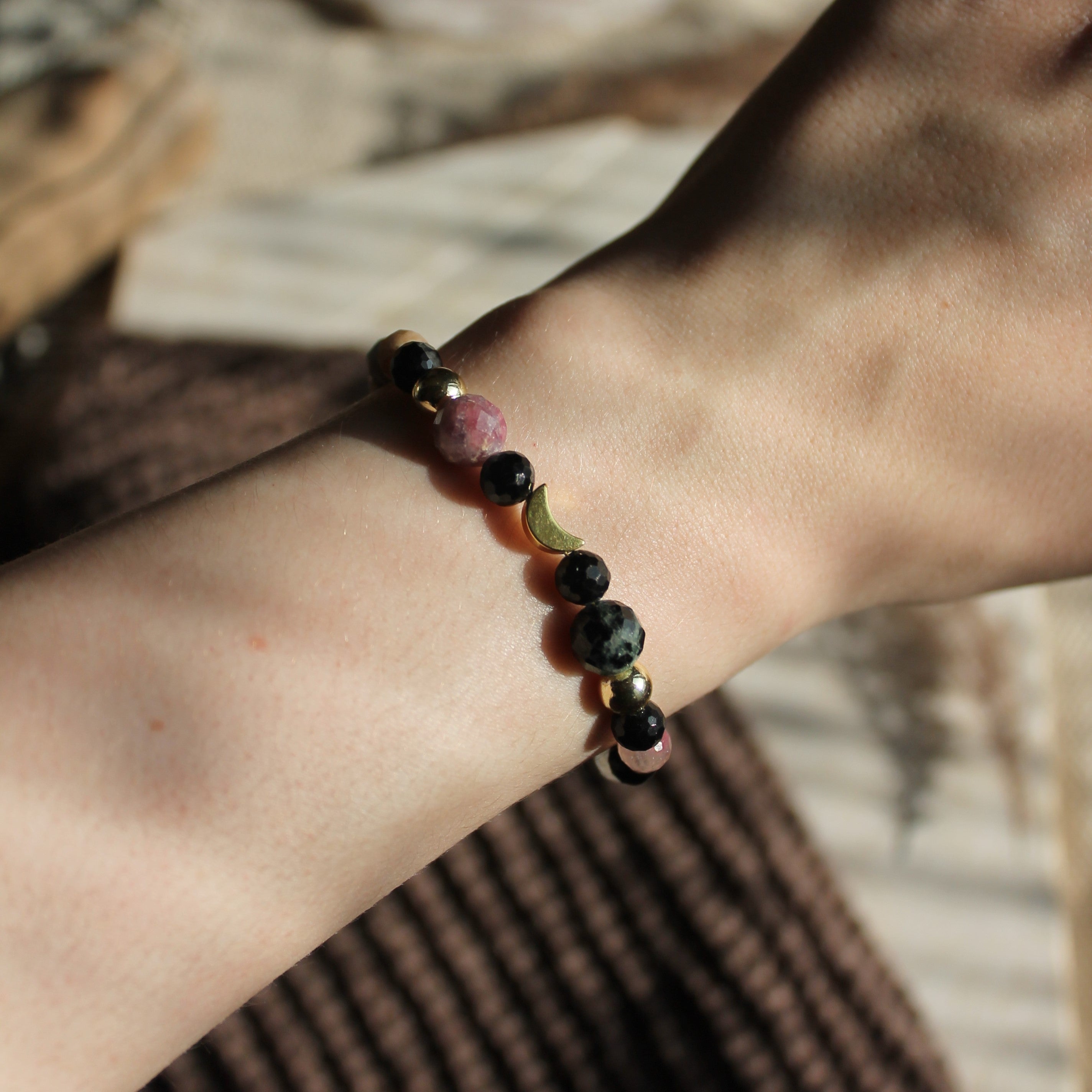 Turmalin mit Mond Edelsteinarmband mit Verschluss goldfarben