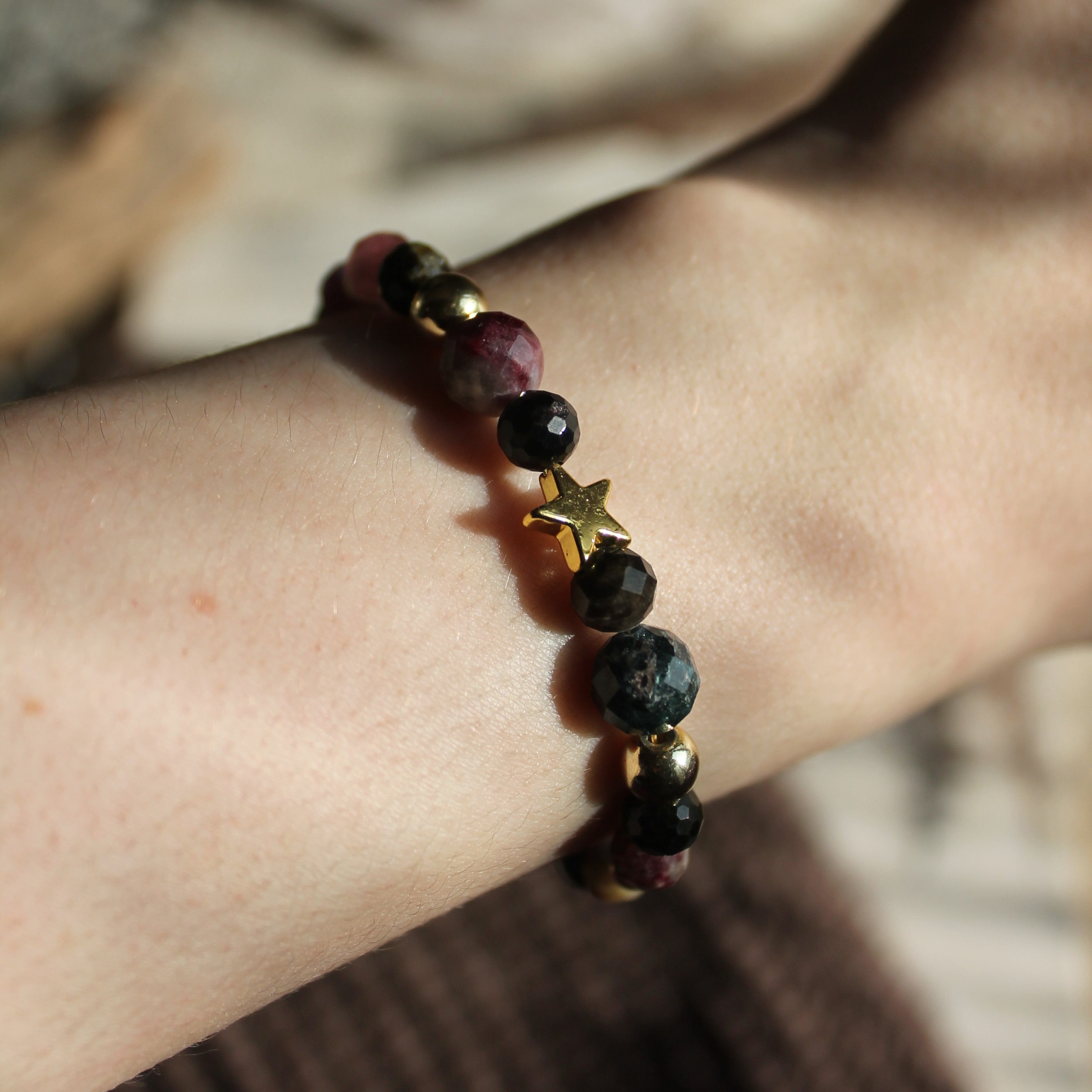 Turmalin mit Stern Edelsteinarmband mit Verschluss goldfarben