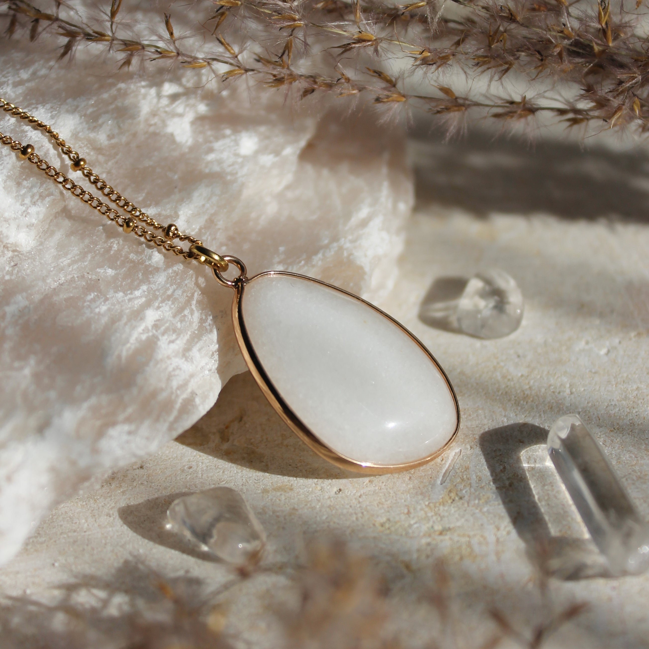Weißer Jade groß Edelsteinanhänger Kette goldfarben
