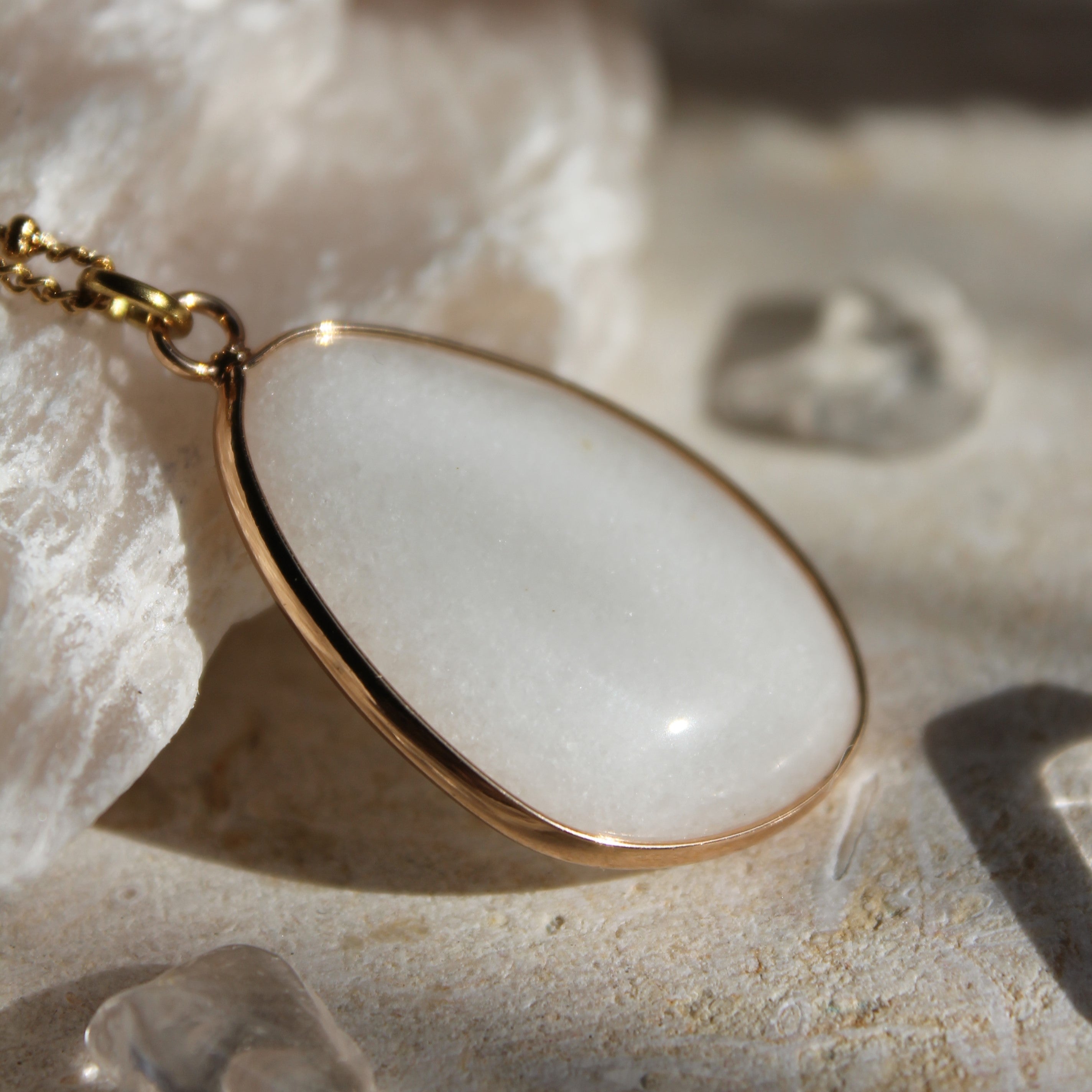 Weißer Jade groß Edelsteinanhänger Kette goldfarben