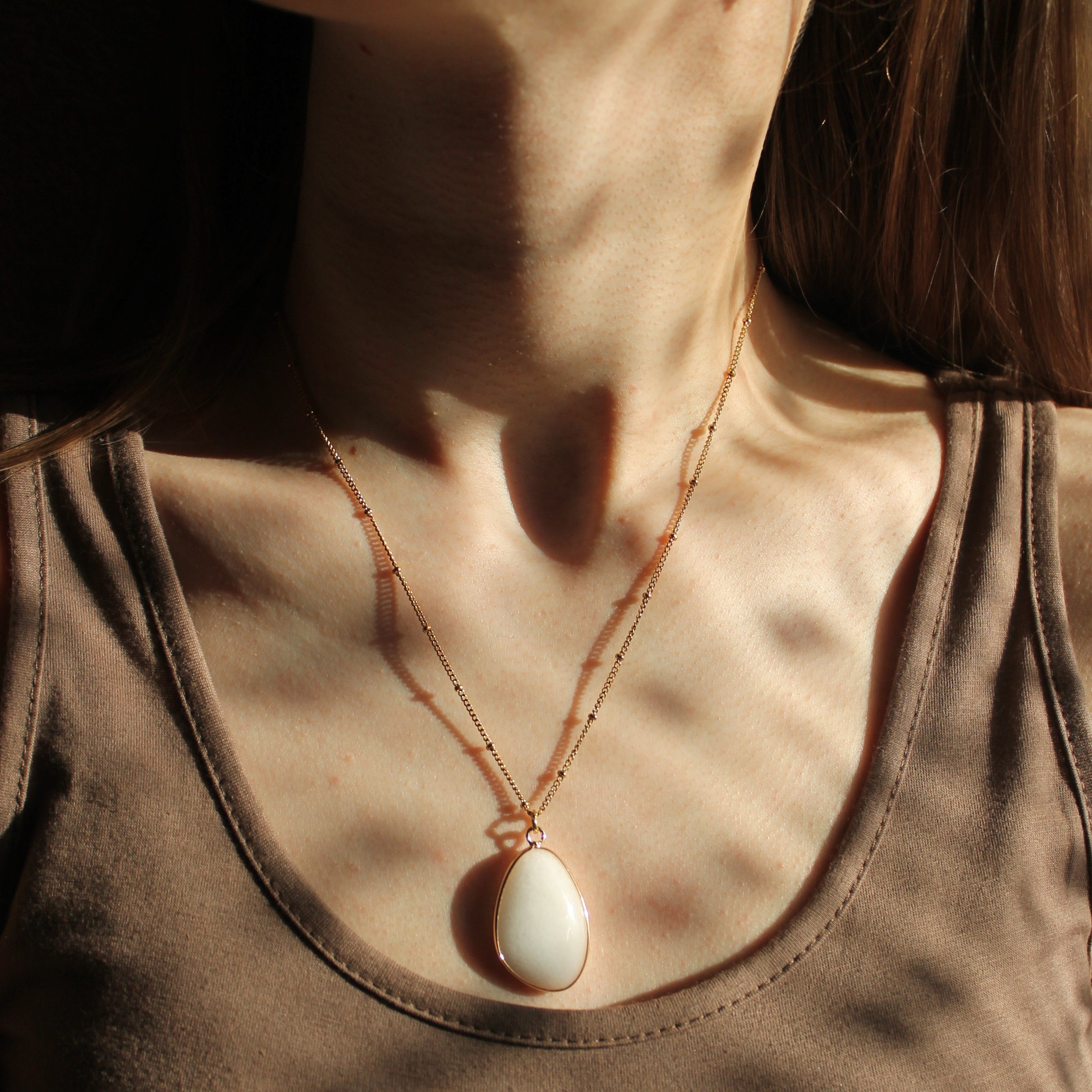 Weißer Jade groß Edelsteinanhänger Kette goldfarben