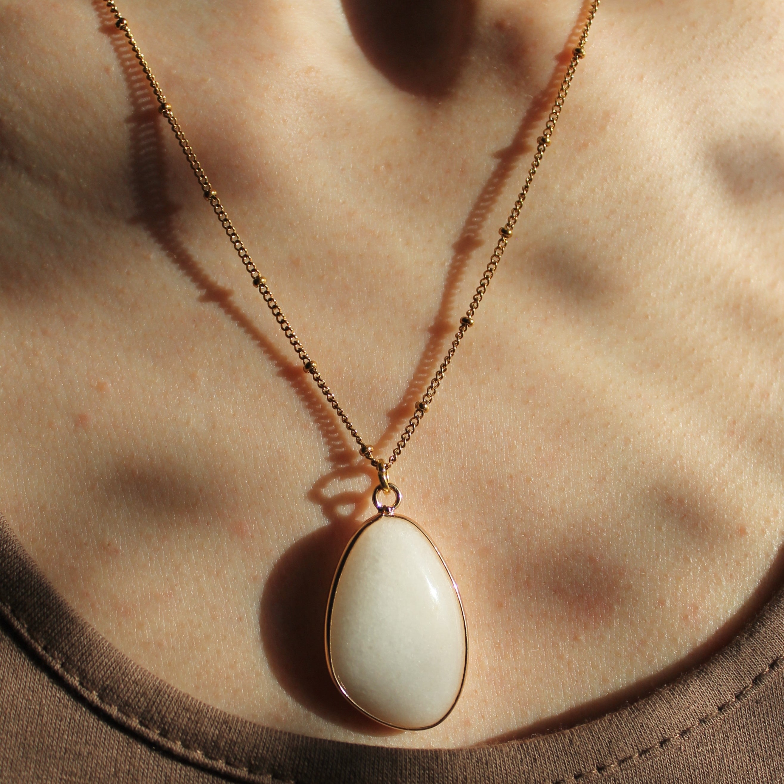 Weißer Jade groß Edelsteinanhänger Kette goldfarben