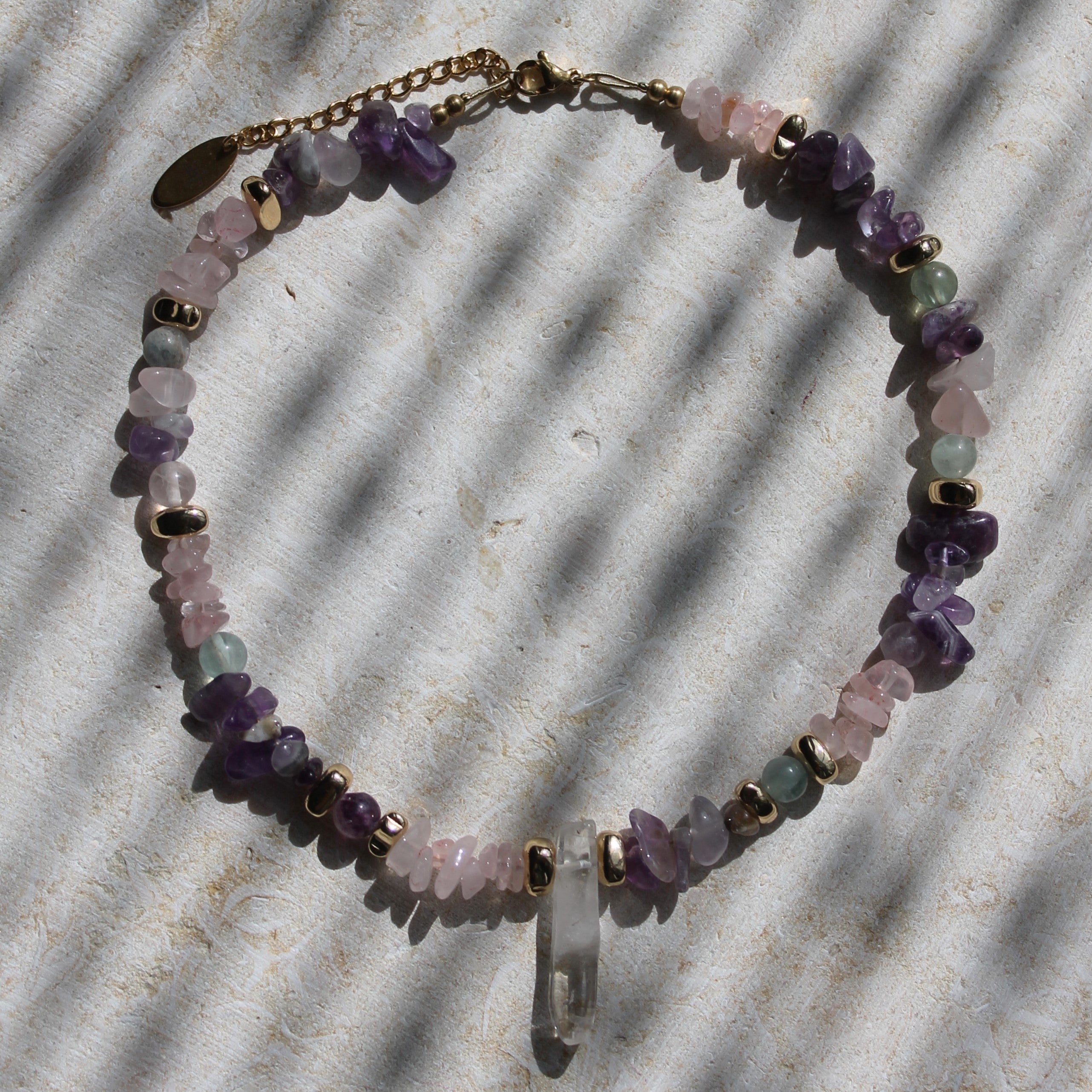 Amethyst Fluorit Rosenquarz Choker Kette mit Bergkristallspitze Hämatit goldfarben