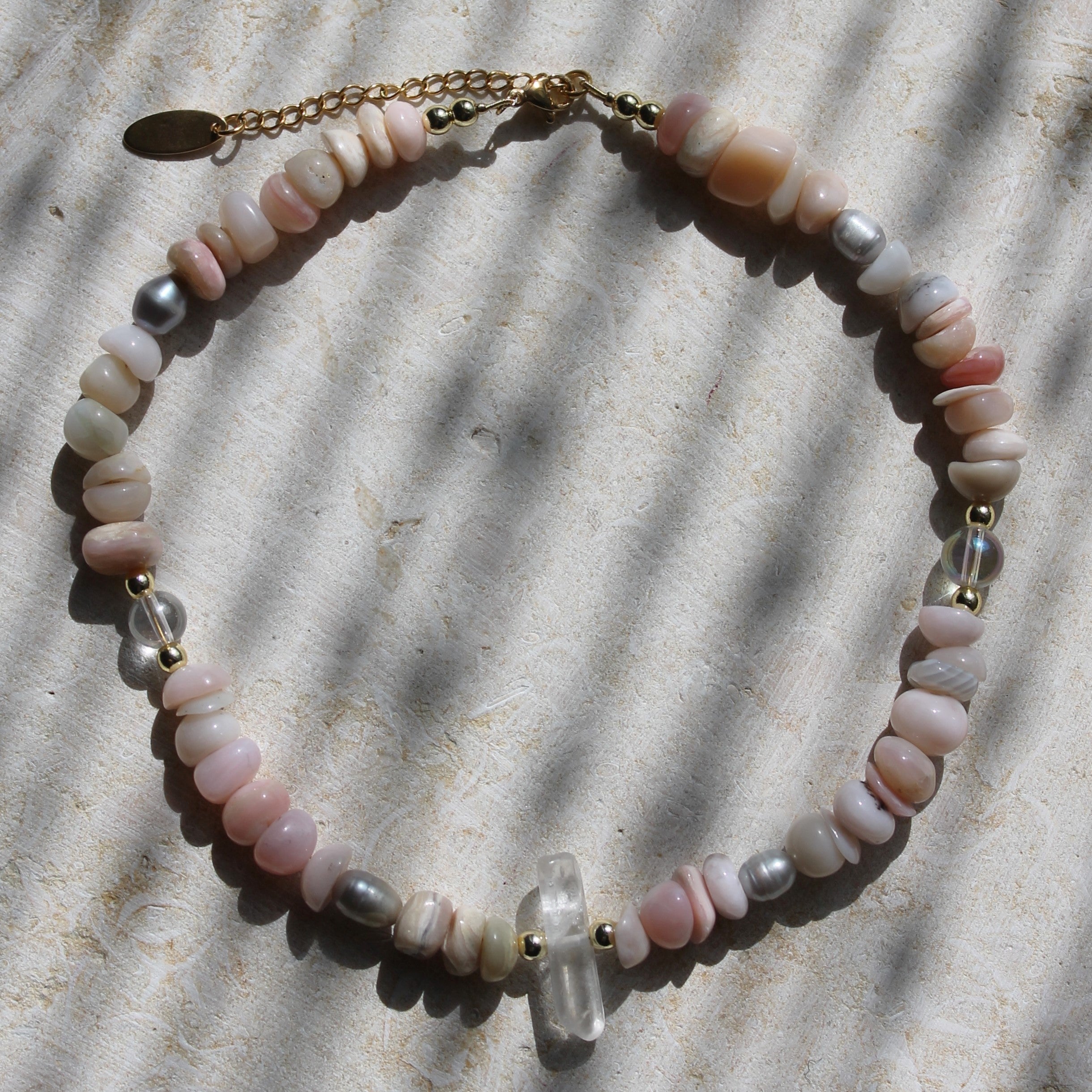 Andenopal Bergkristall mit Süßwasserperlen Choker Kette mit Bergkristallspitze goldfarben
