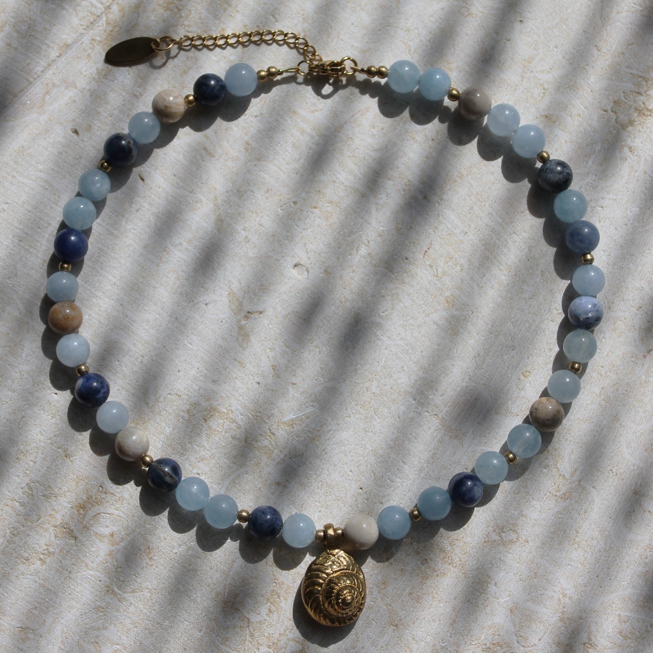 Aquamarin Jaspis Lapislazuli Choker Kette mit Messinganhänger goldfarben