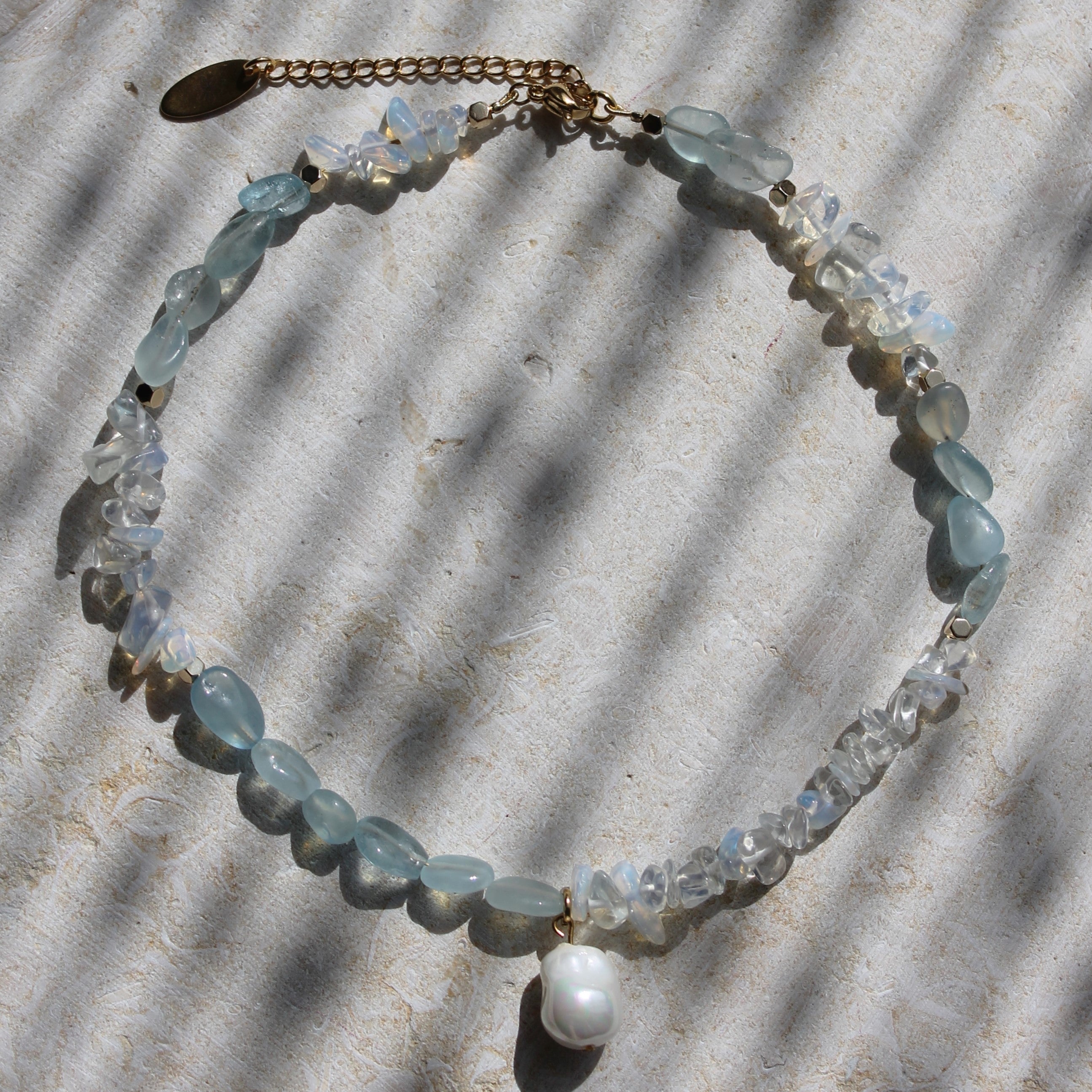 Aquamarin Opalit Choker Kette mit Perlenanhänger goldfarben