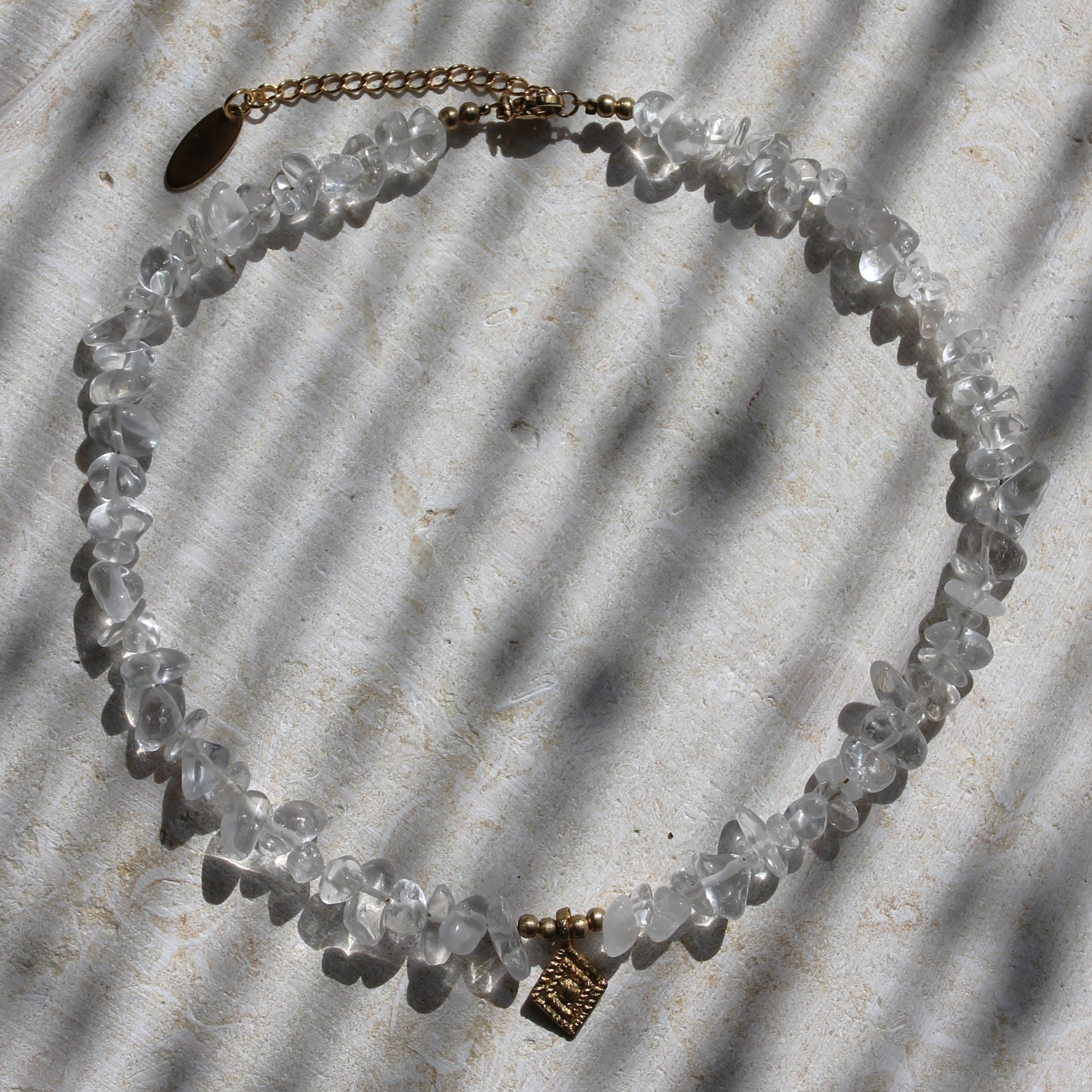Bergkristall Splitter Choker Kette mit Messinganhänger goldfarben