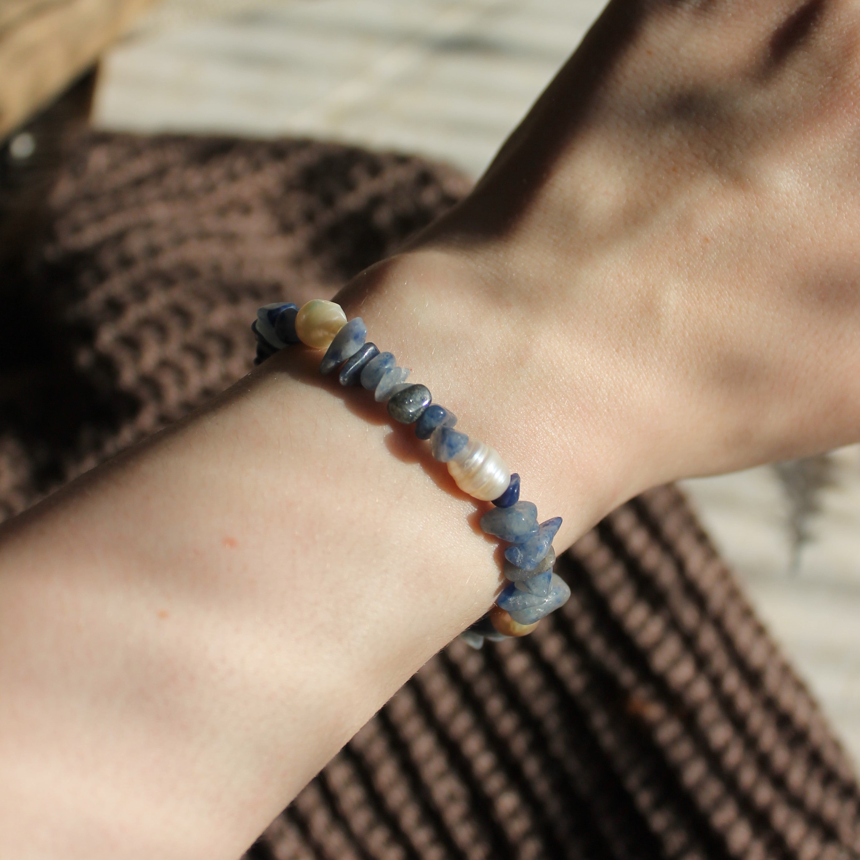 Blauer Aventurin mit Süßwasserperlen Edelsteinarmband mit Verschluss goldfarben