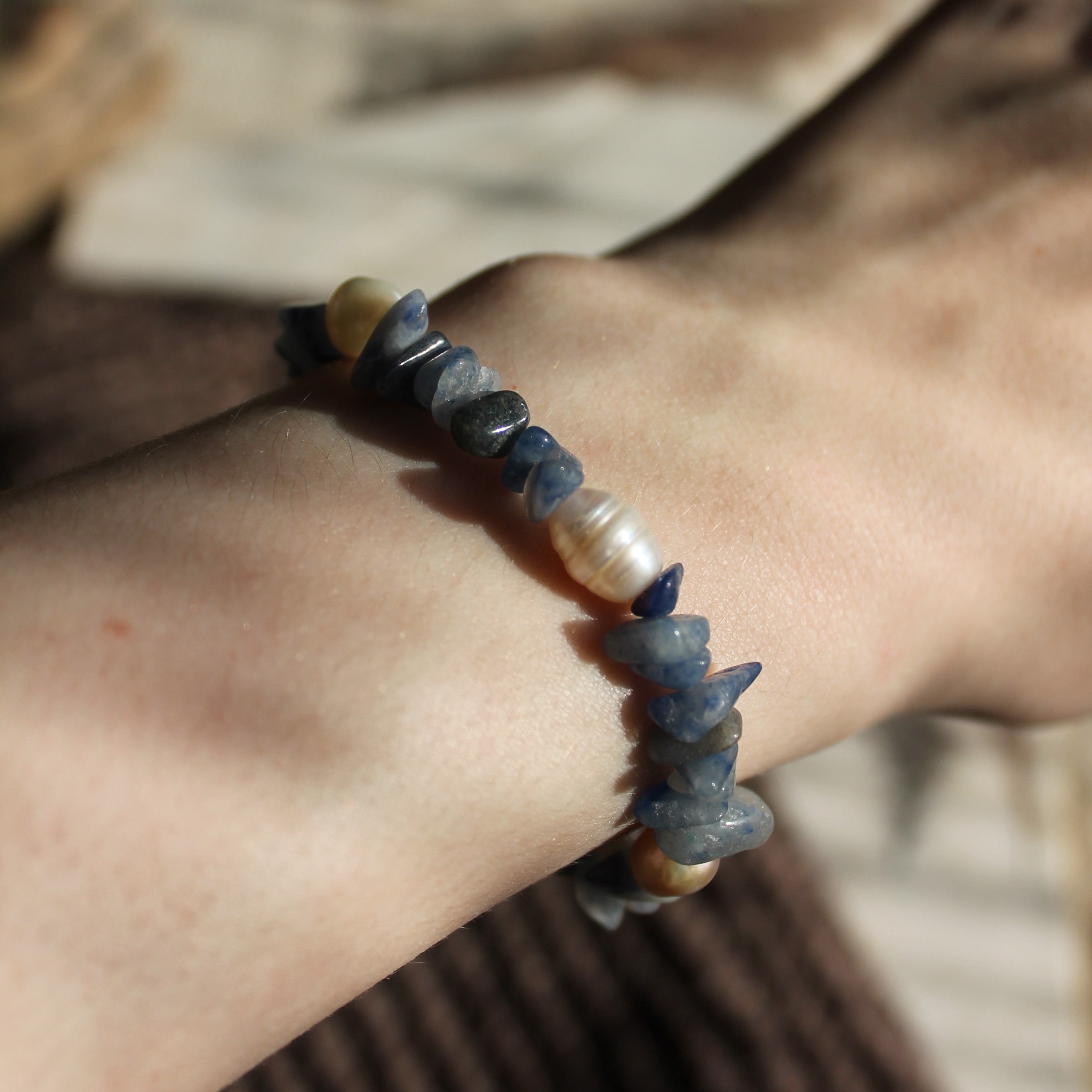 Blauer Aventurin mit Süßwasserperlen Edelsteinarmband mit Verschluss goldfarben