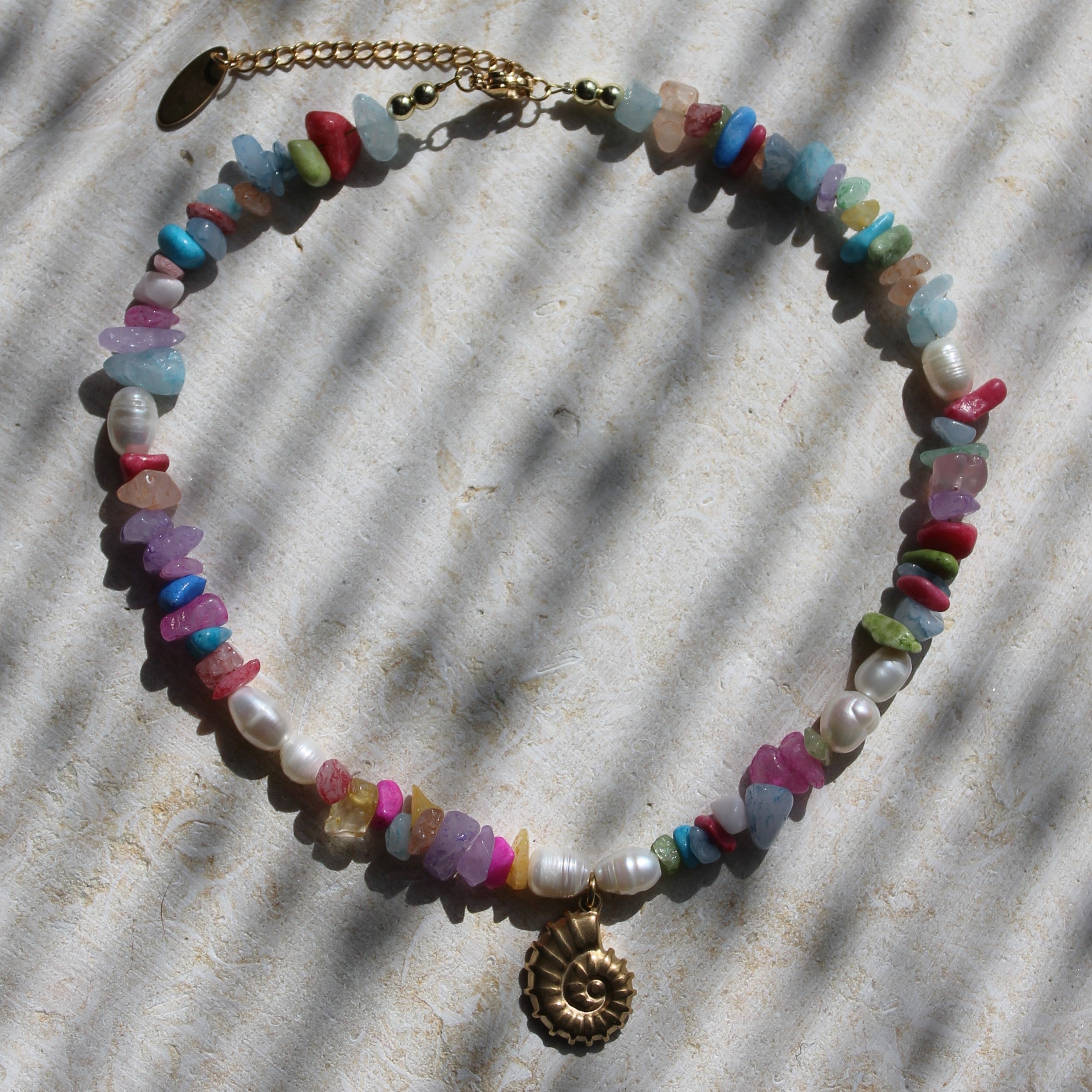Bunter Splitter mit Süßwasserperlen Choker Kette mit Anhänger goldfarben