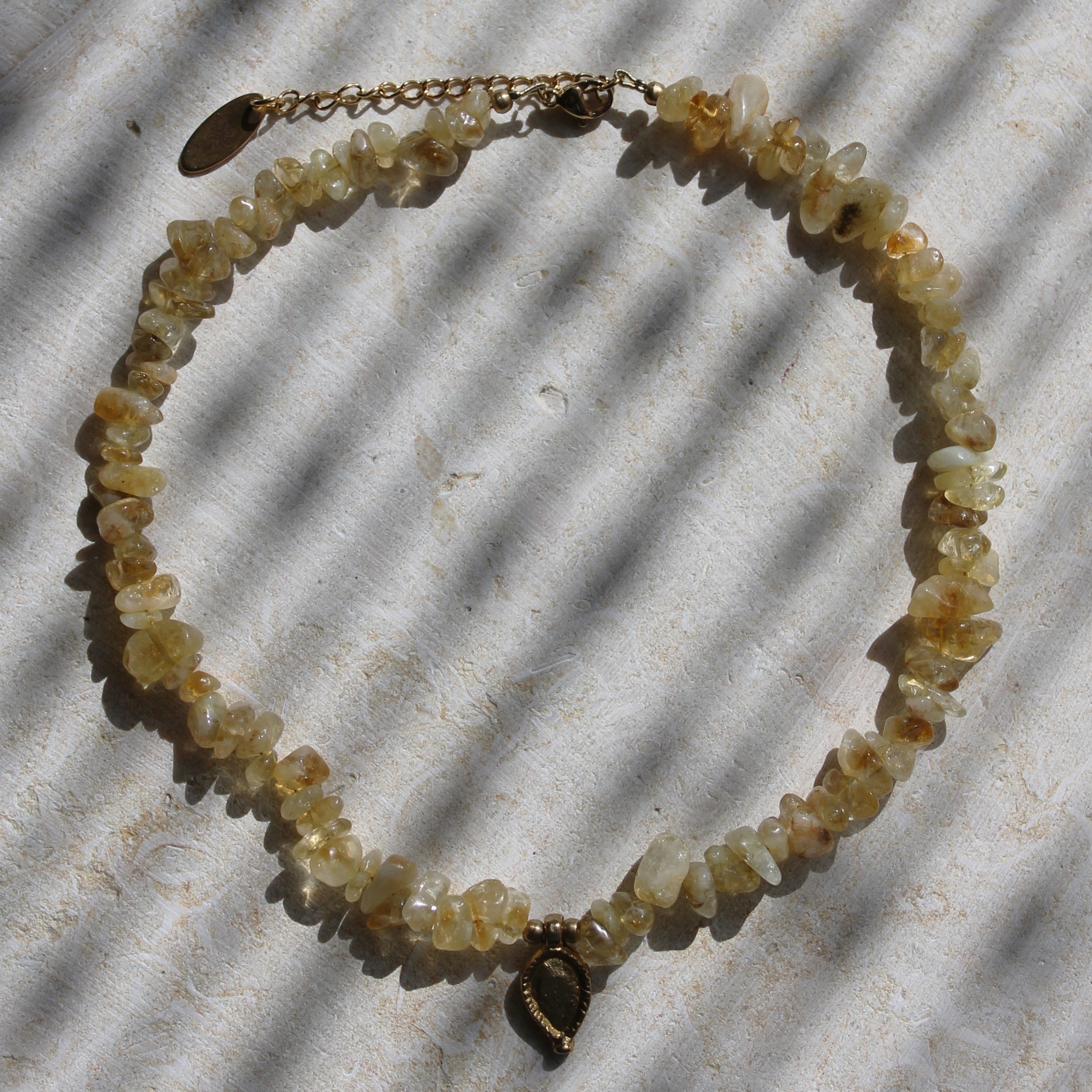 Citrin Splitter Choker Kette mit Messinganhänger goldfarben