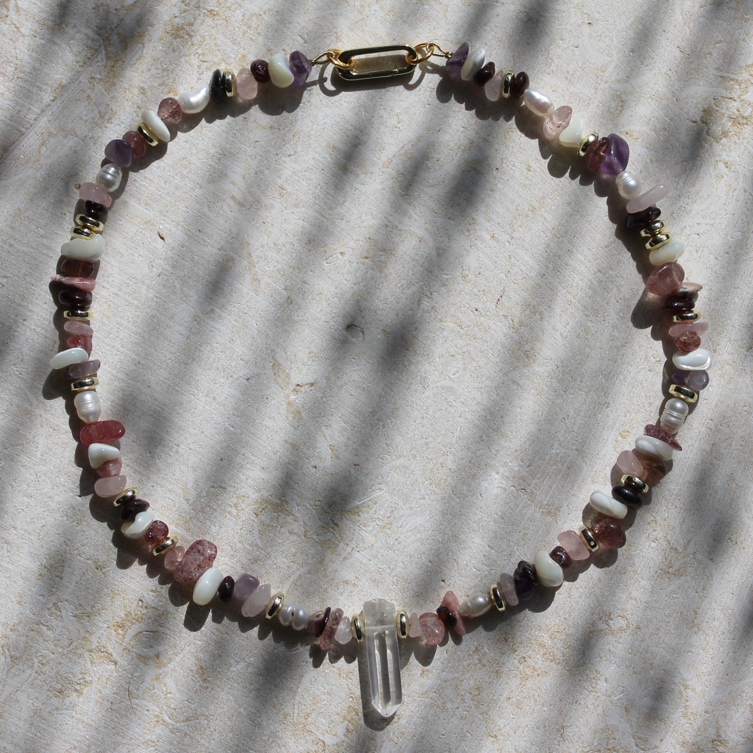 Amethyst Erdbeerquarz Granat Rosenquarz Süßwasserperlen Kette Bergkristallspitze goldfarben