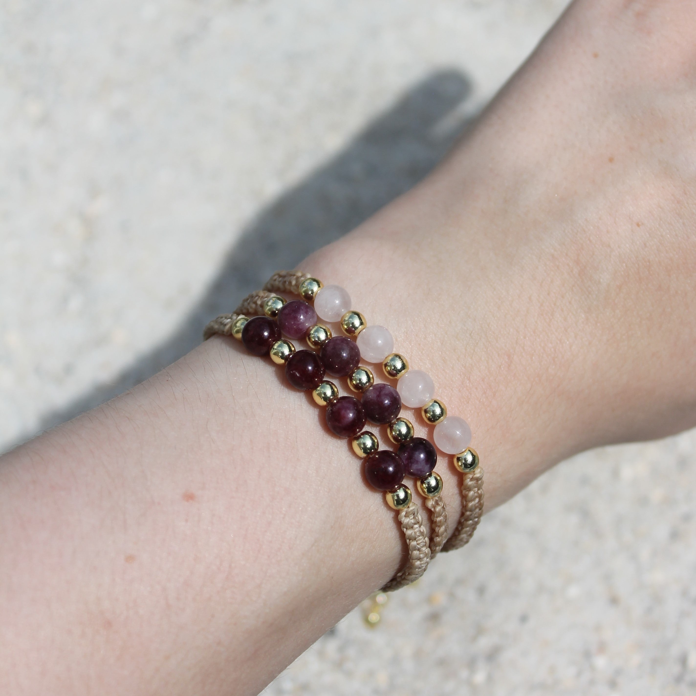 MEDEA Rosenquarz Edelsteinarmband Makramee personalisiert gold- oder silberfarben