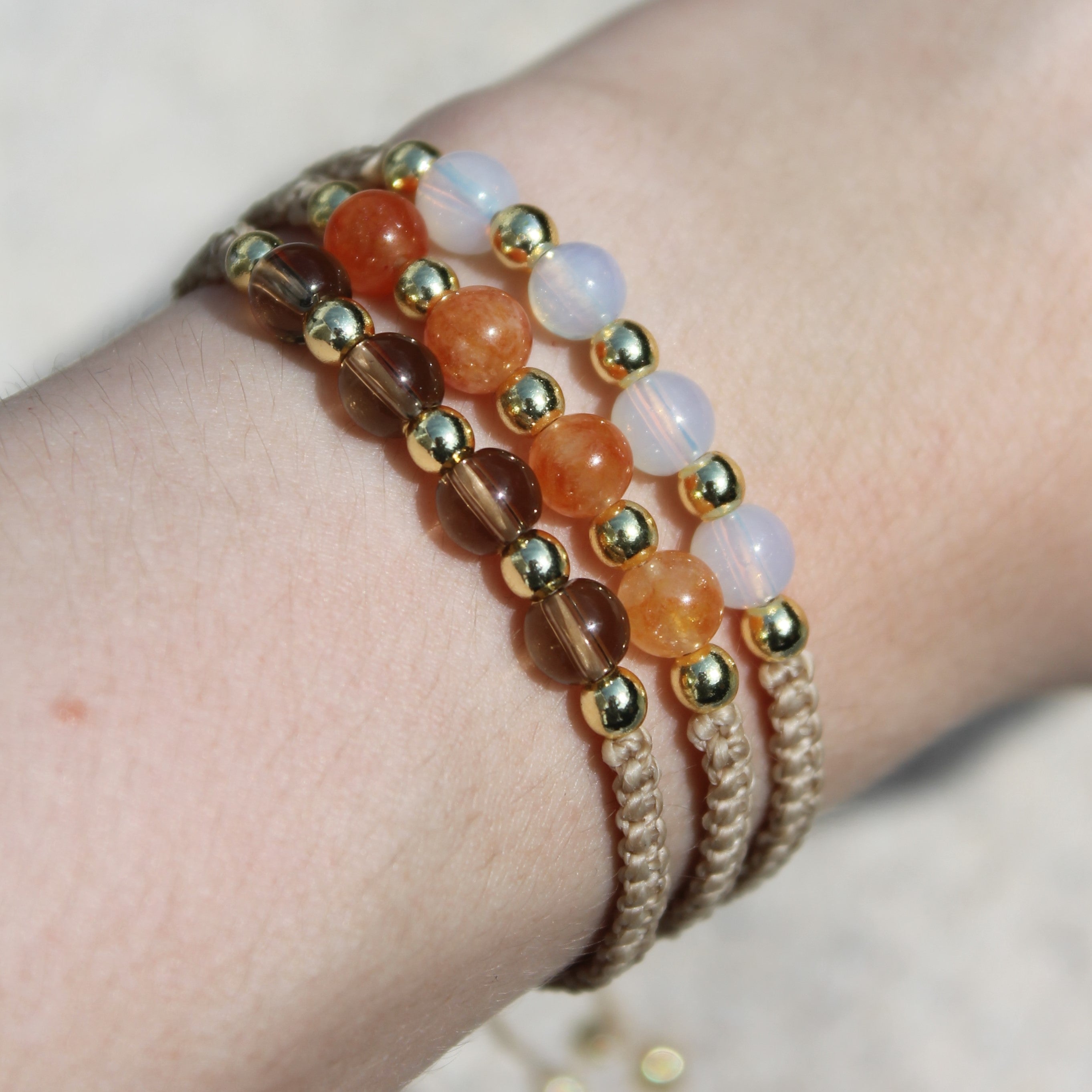 MEDEA Rauchquarz Edelsteinarmband Makramee personalisiert gold- oder silberfarben