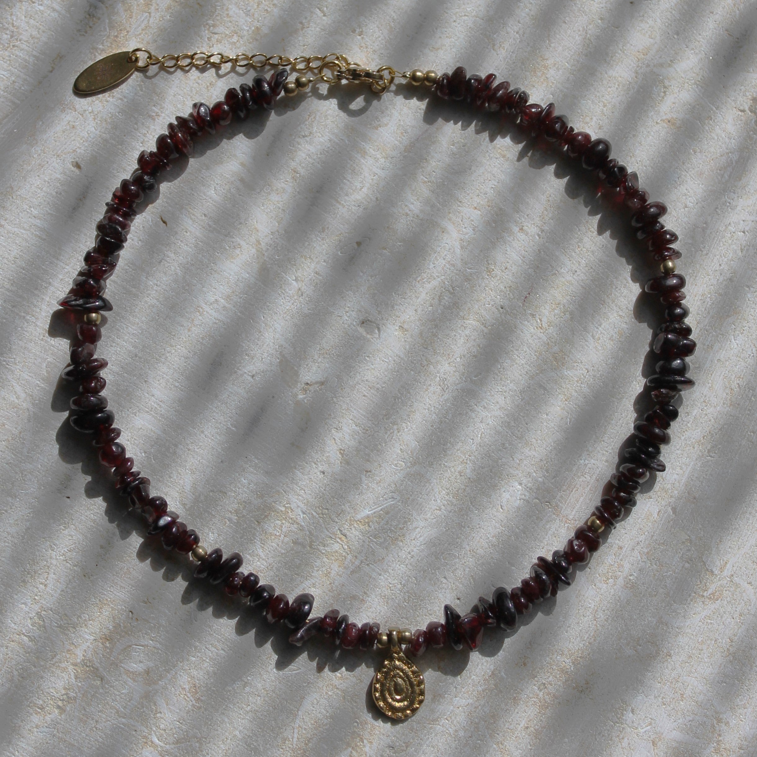 Granat Splitter Choker Kette mit Messinganhänger goldfarben