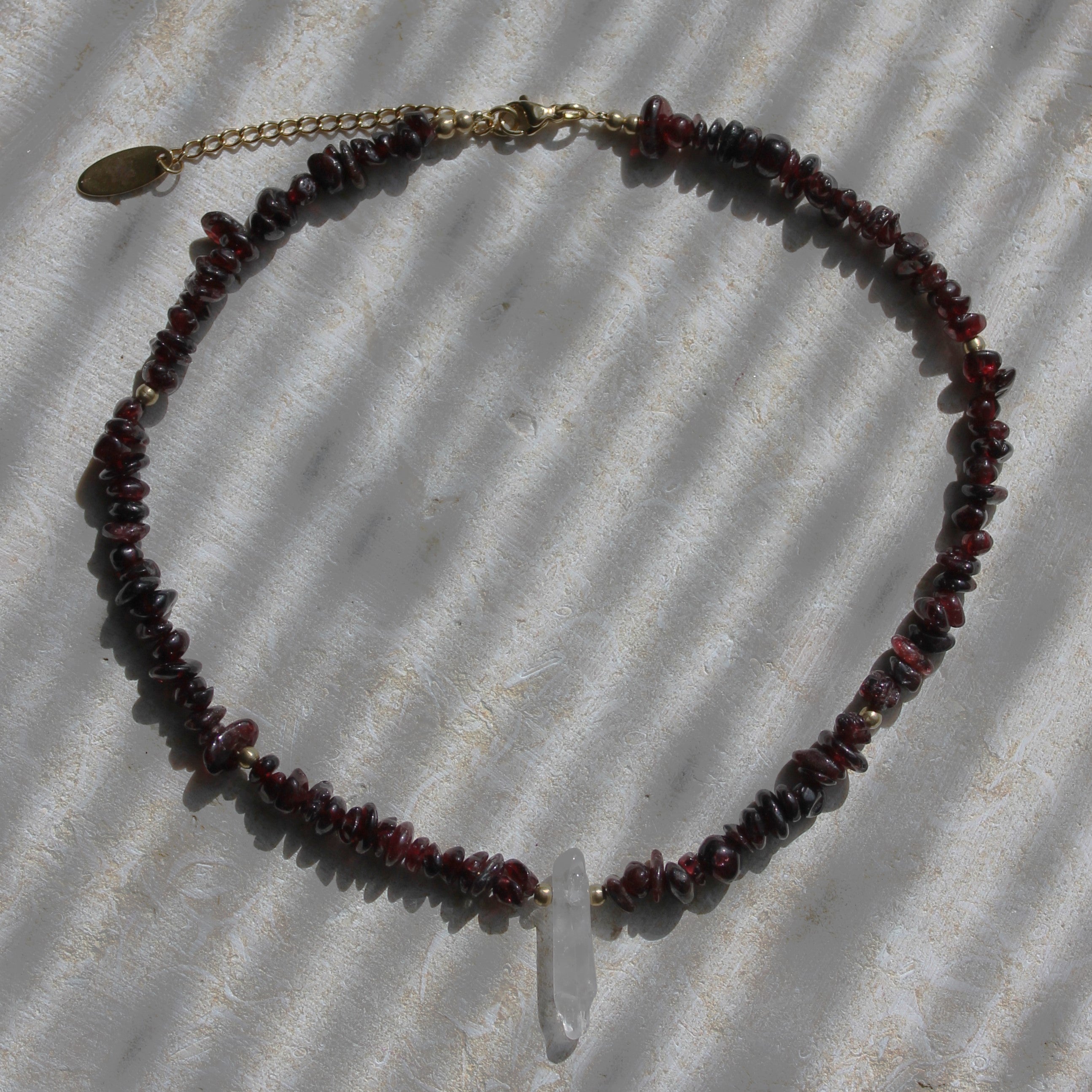 Granat Splitter Choker Kette mit Bergkristallspitze goldfarben