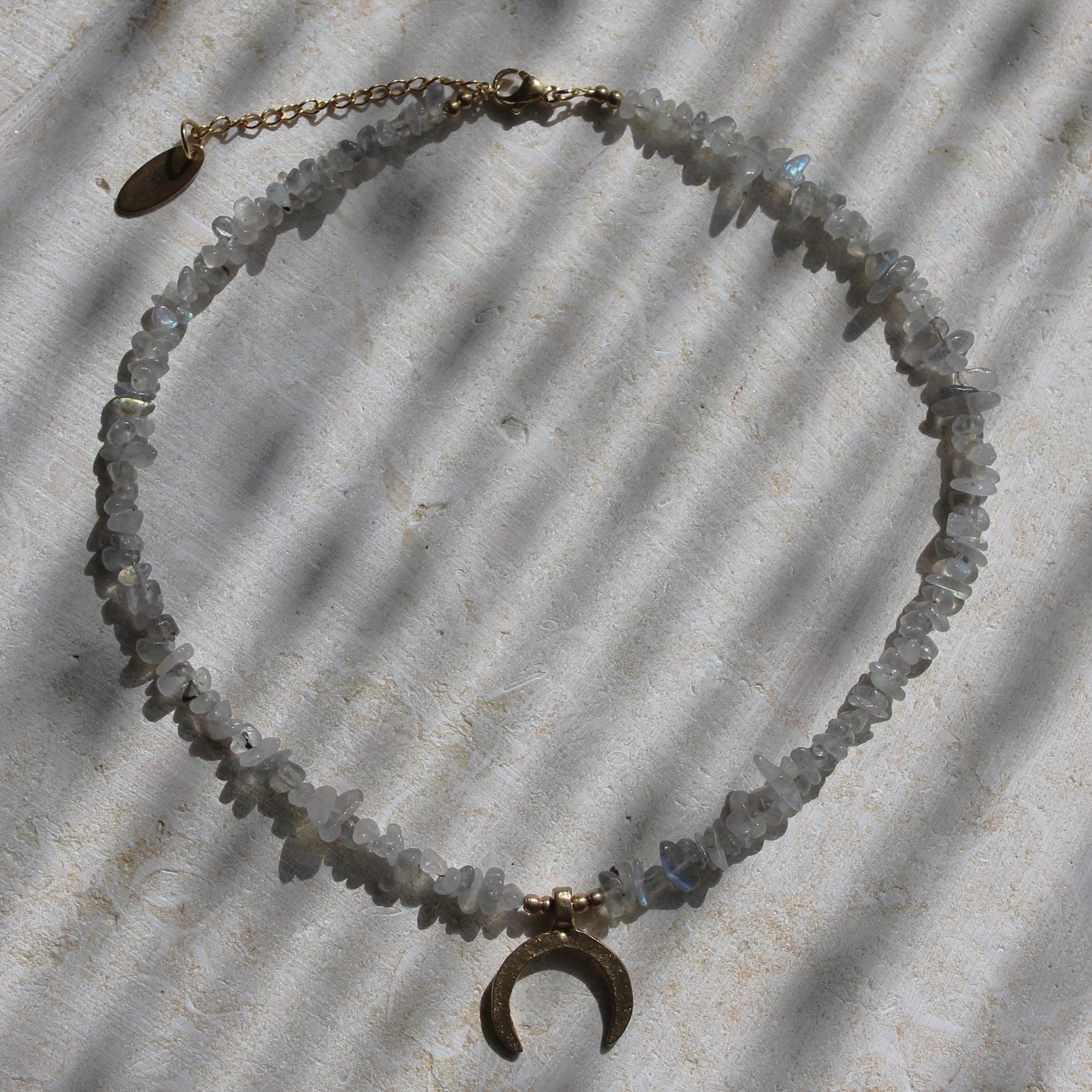 Labradorit Splitter Choker Kette mit Messinganhänger goldfarben
