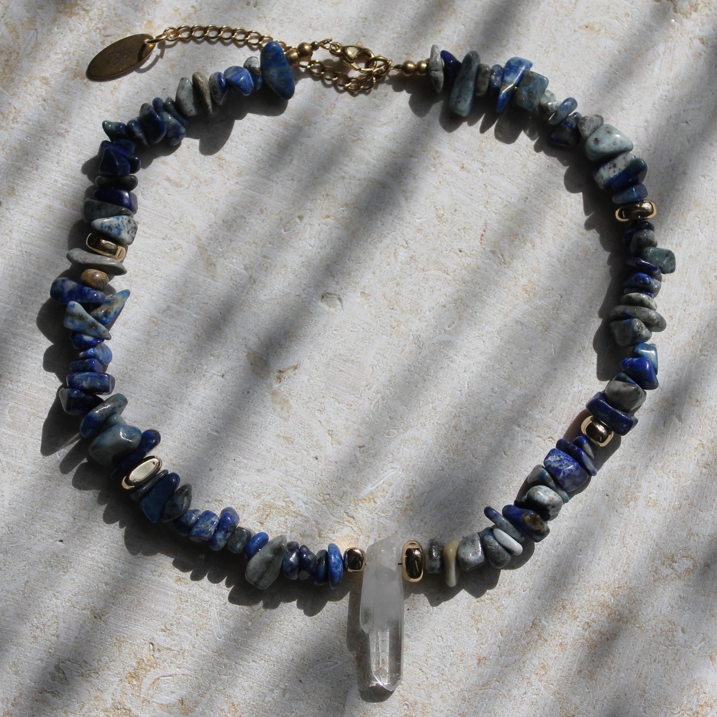 Lapislazuli Splitter Choker Kette mit Bergkristallspitze Hämatit goldfarben