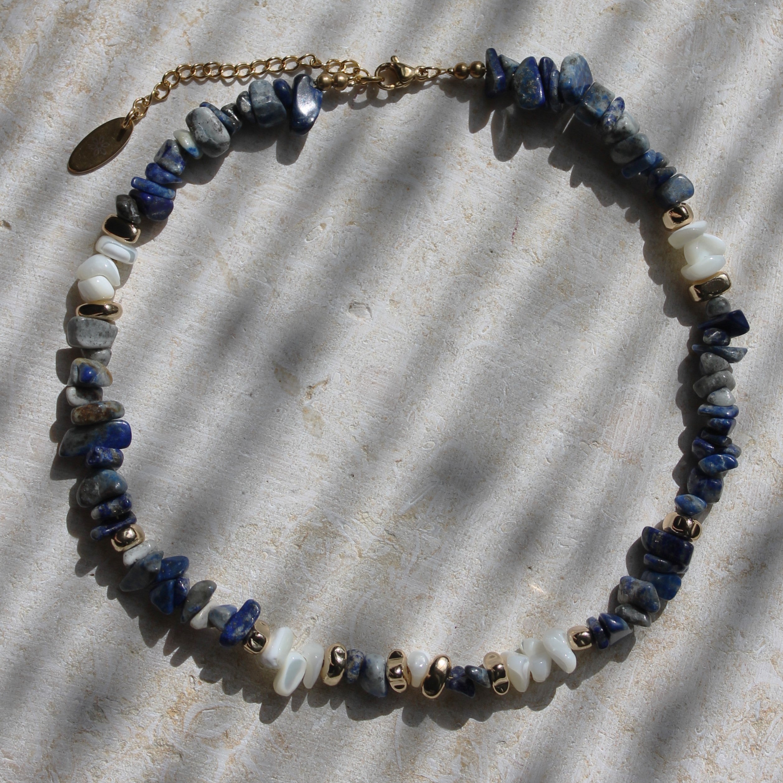 Lapislazuli mit Muschel Splittern Choker Kette Hämatit goldfarben