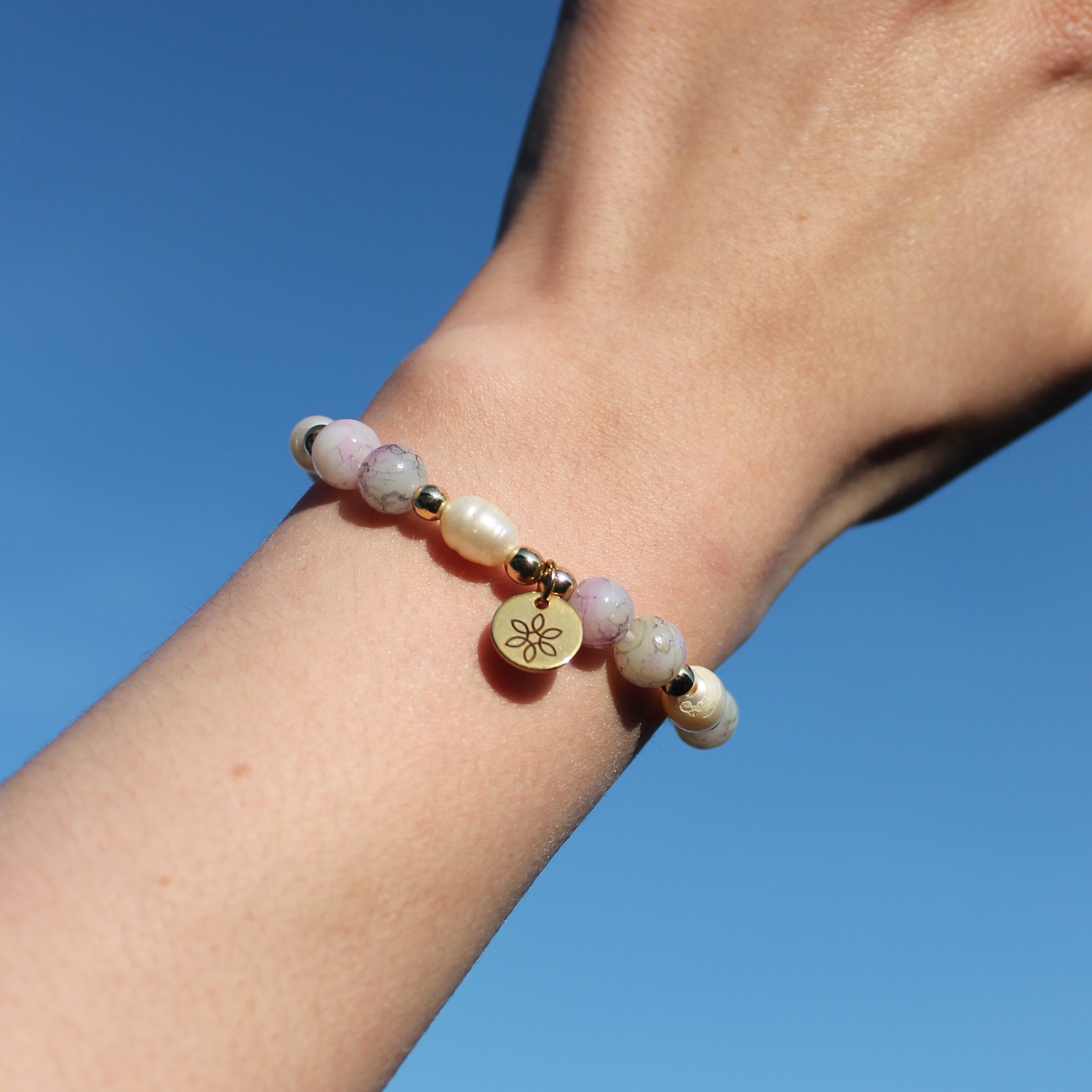 Perlenarmband lila mit Süßwasserperlen und Hämatit goldfarben