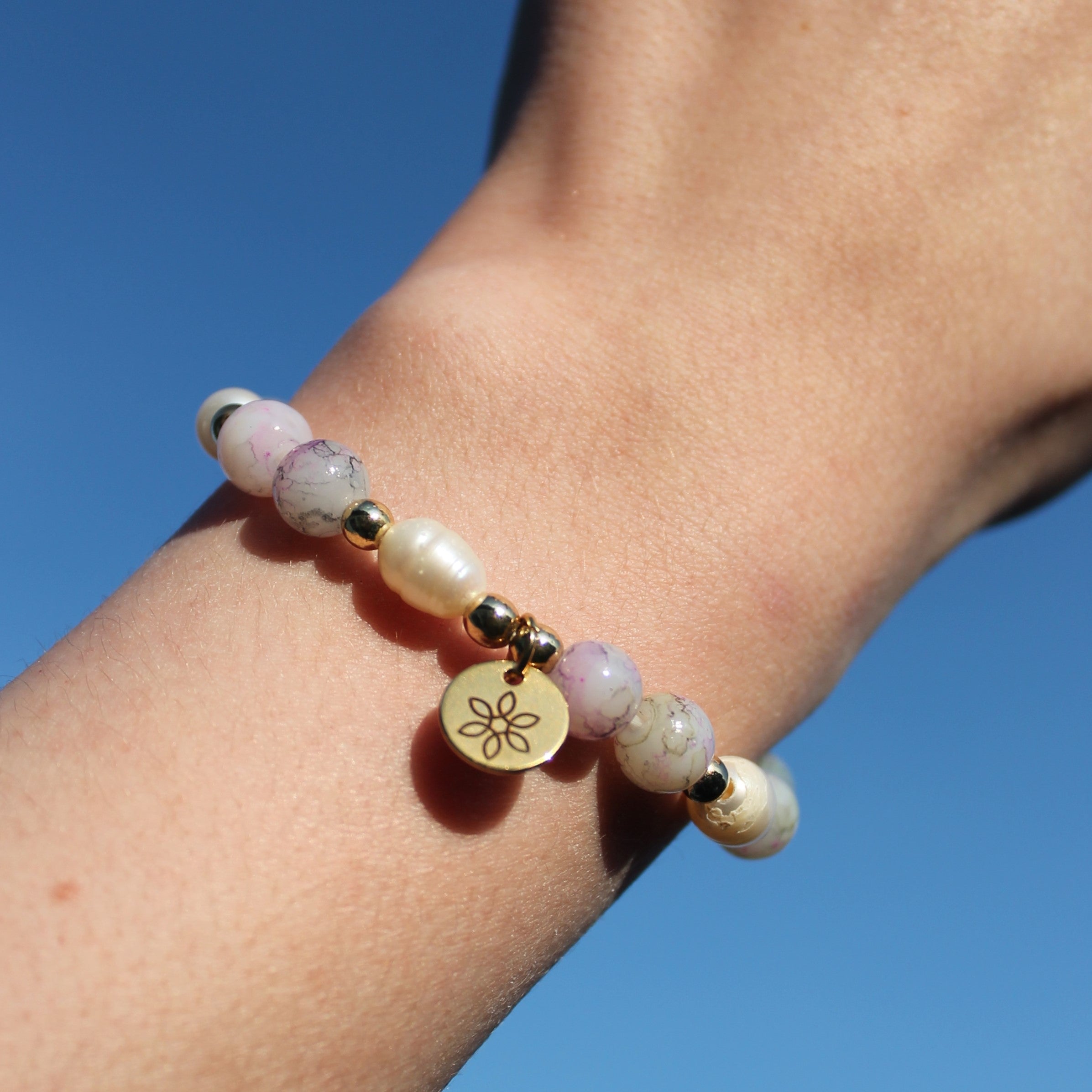 Perlenarmband lila mit Süßwasserperlen und Hämatit goldfarben