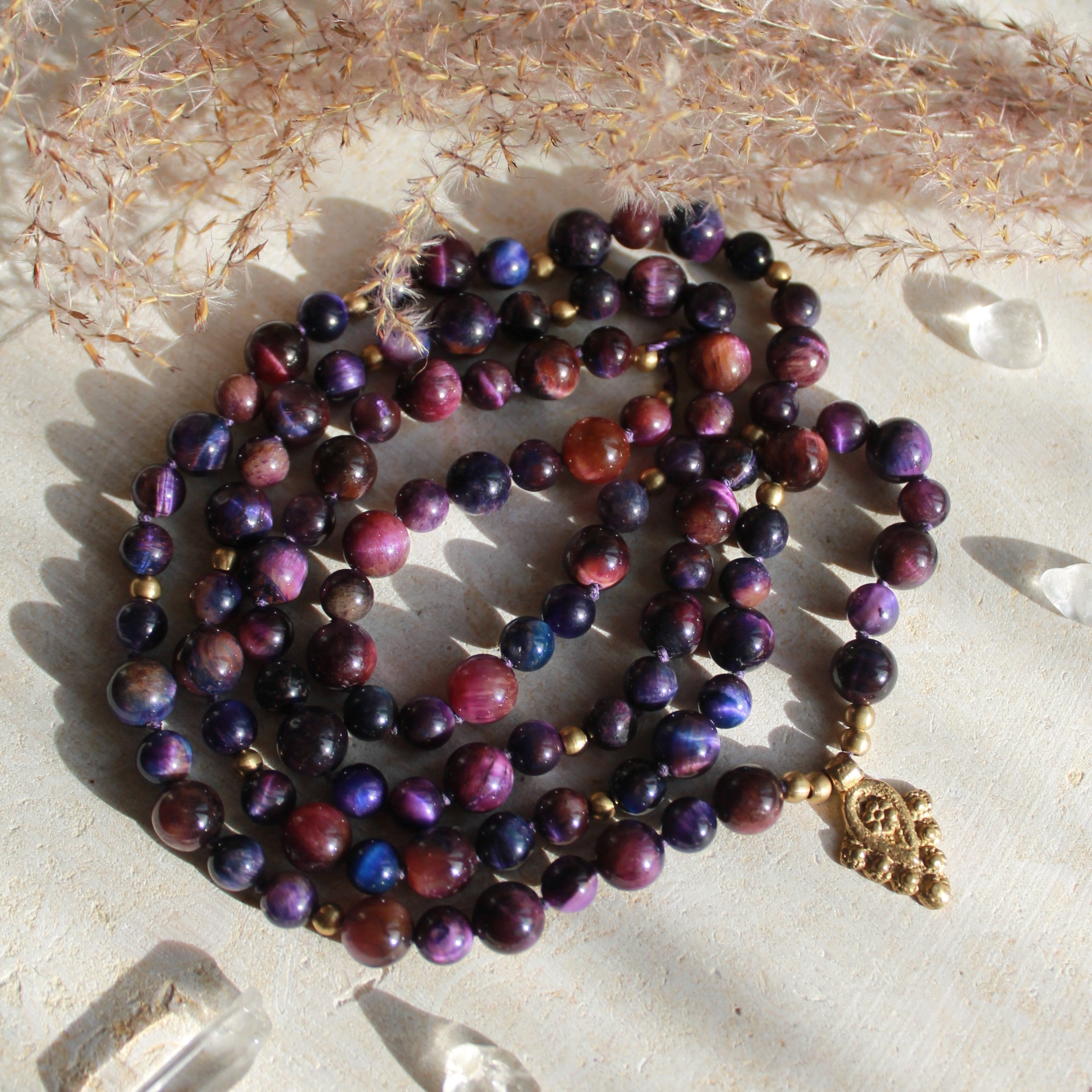 Lila Tigerauge Mala goldfarben