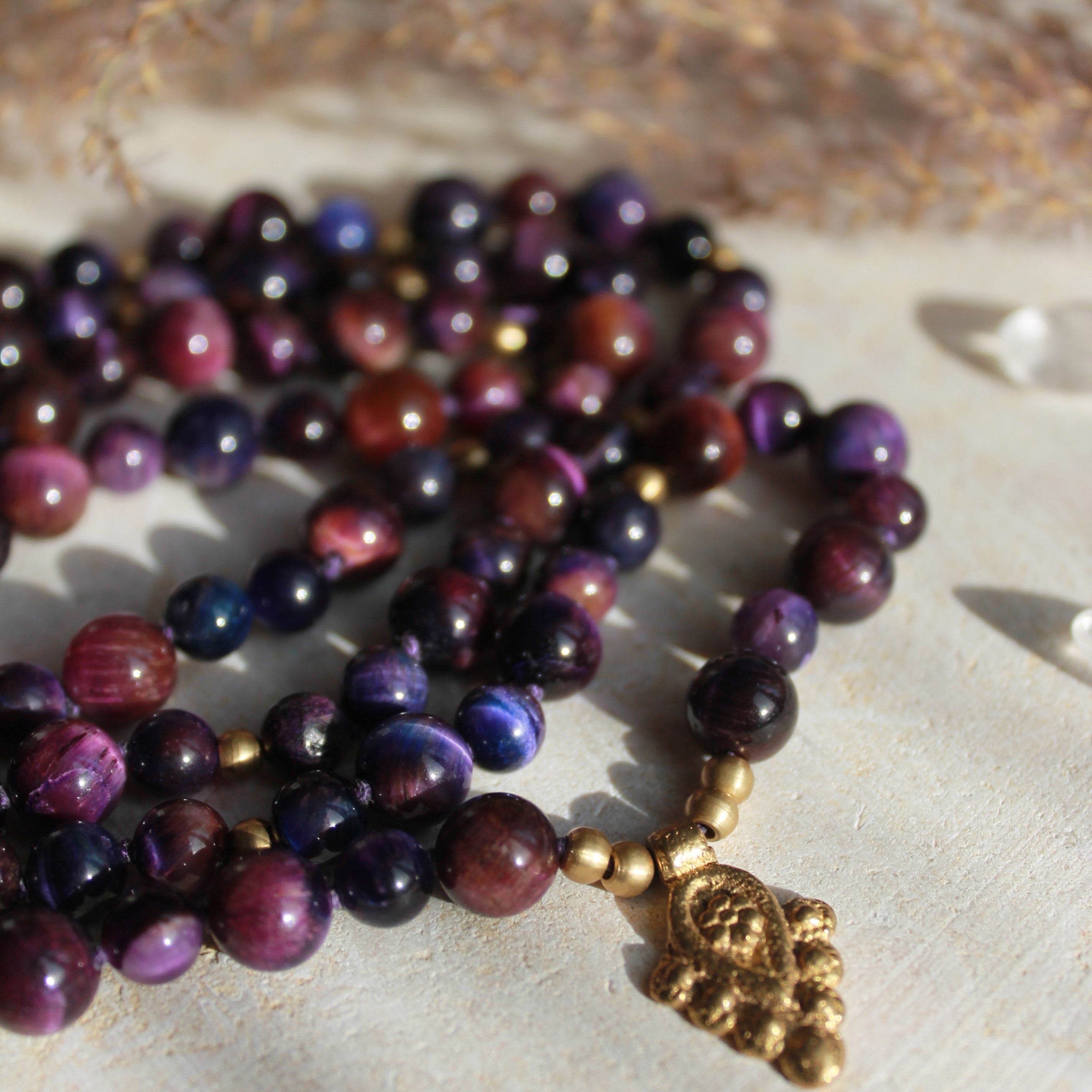 Lila Tigerauge Mala goldfarben