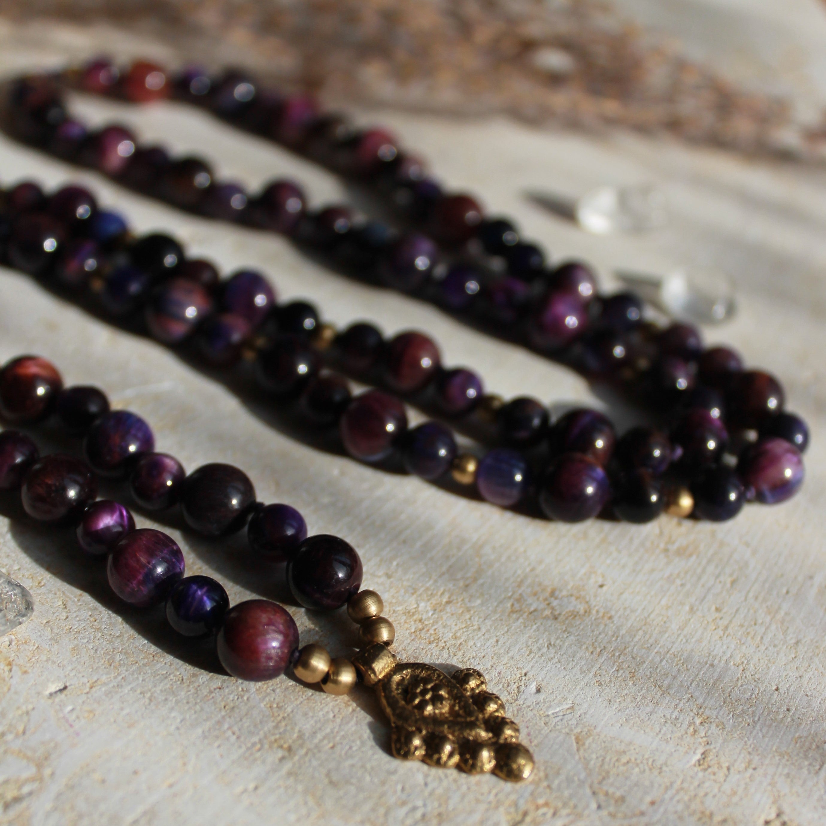 Lila Tigerauge Mala goldfarben