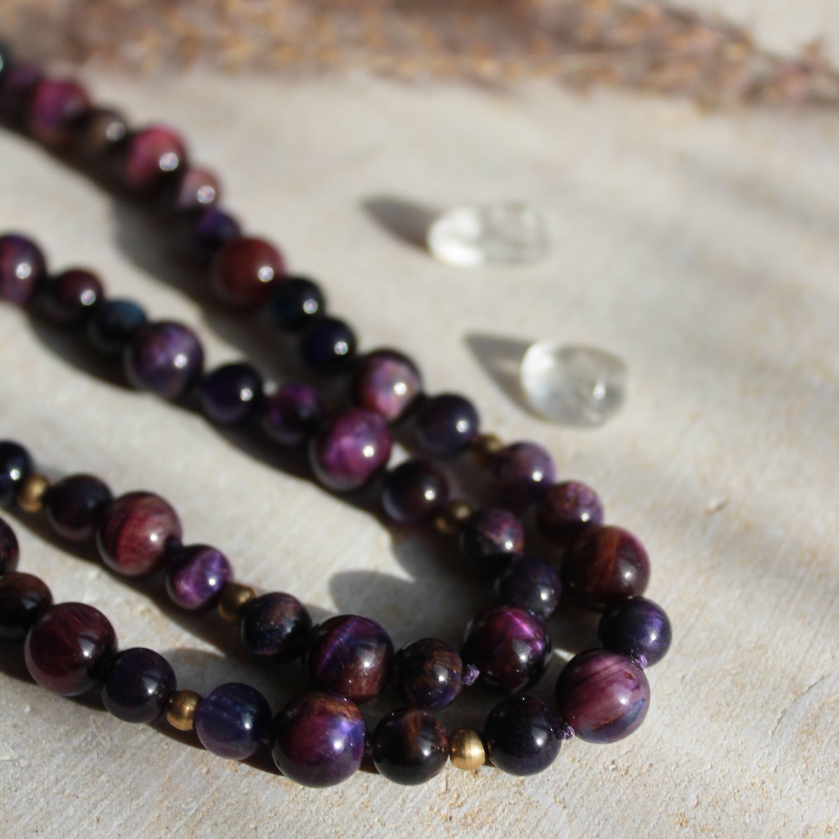 Lila Tigerauge Mala goldfarben