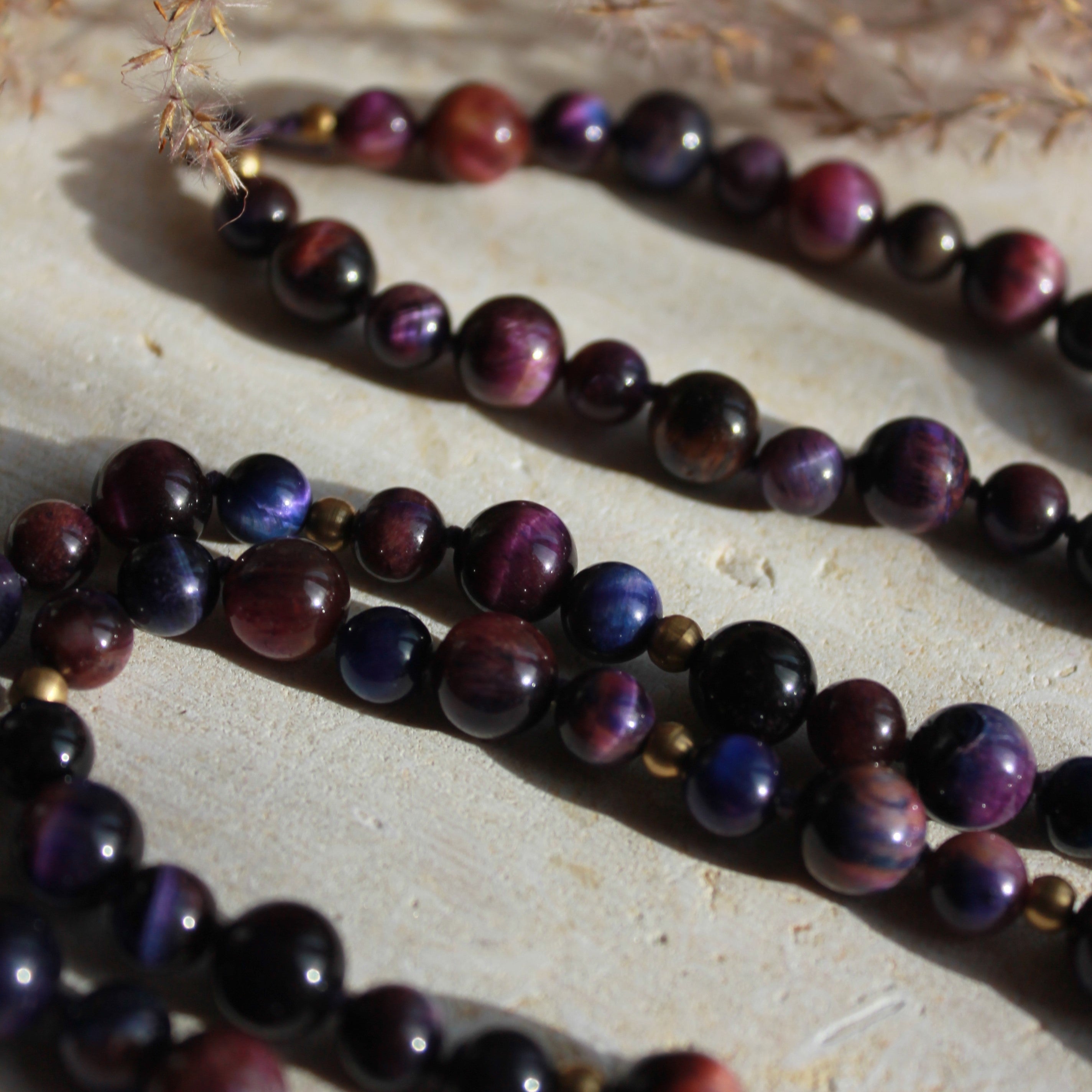 Lila Tigerauge Mala goldfarben