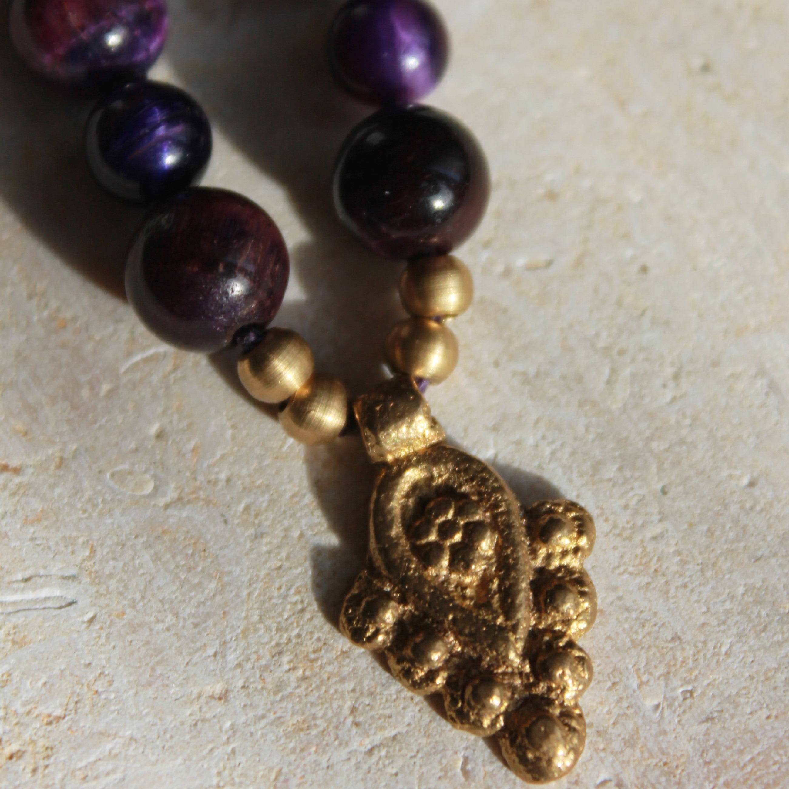 Lila Tigerauge Mala goldfarben