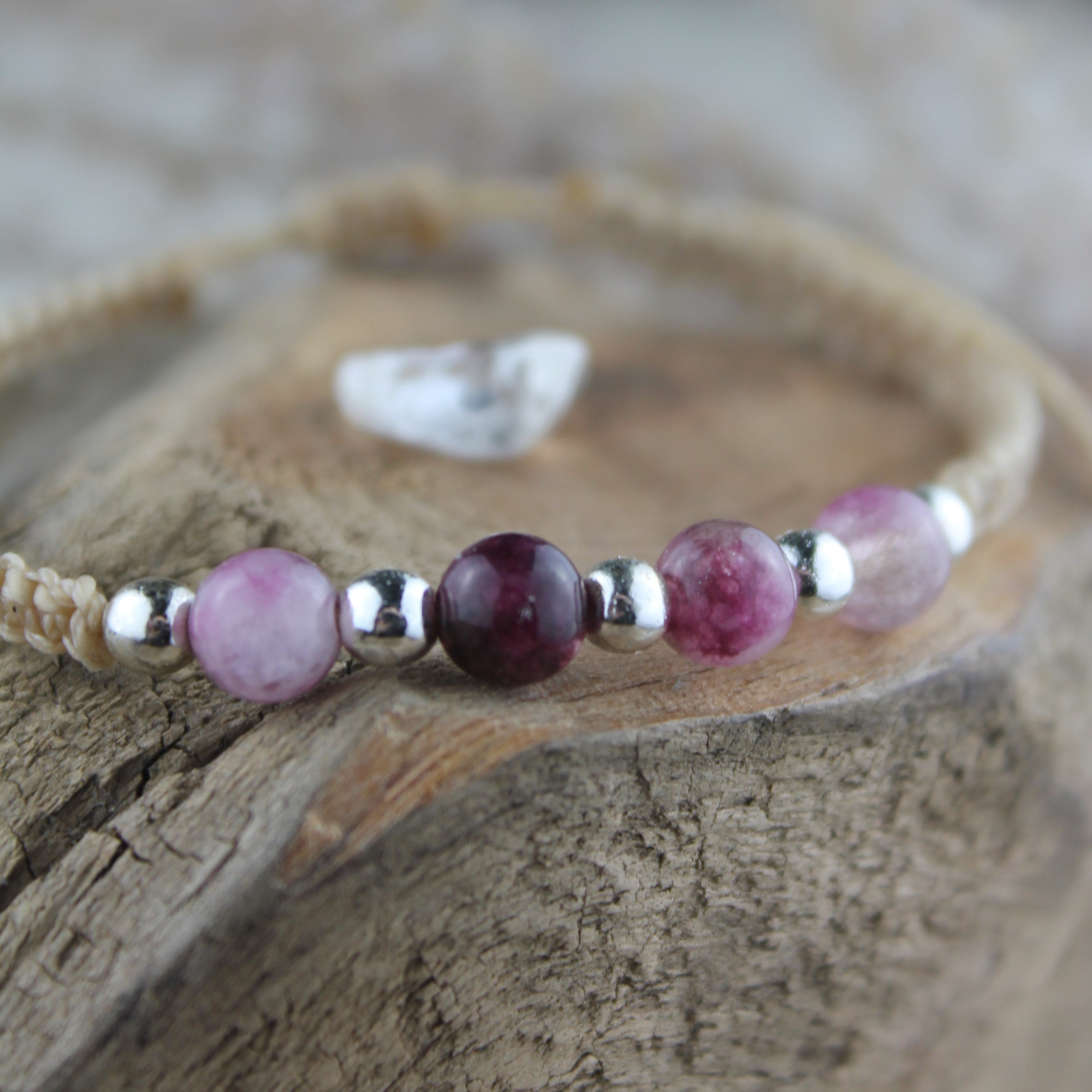 MEDEA Lepidolith Edelsteinarmband Makramee personalisiert gold- oder silberfarben