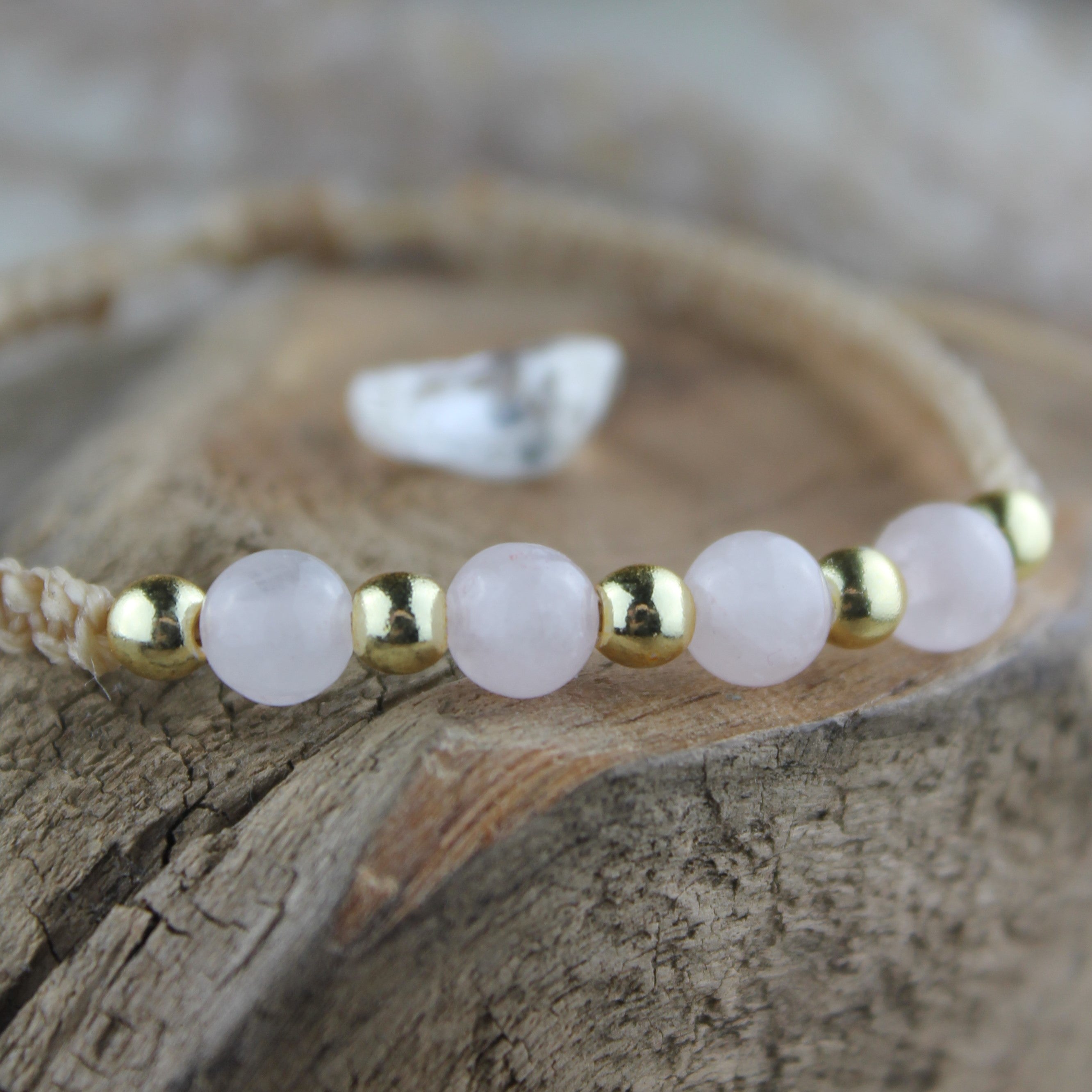 MEDEA Rosenquarz Edelsteinarmband Makramee personalisiert gold- oder silberfarben