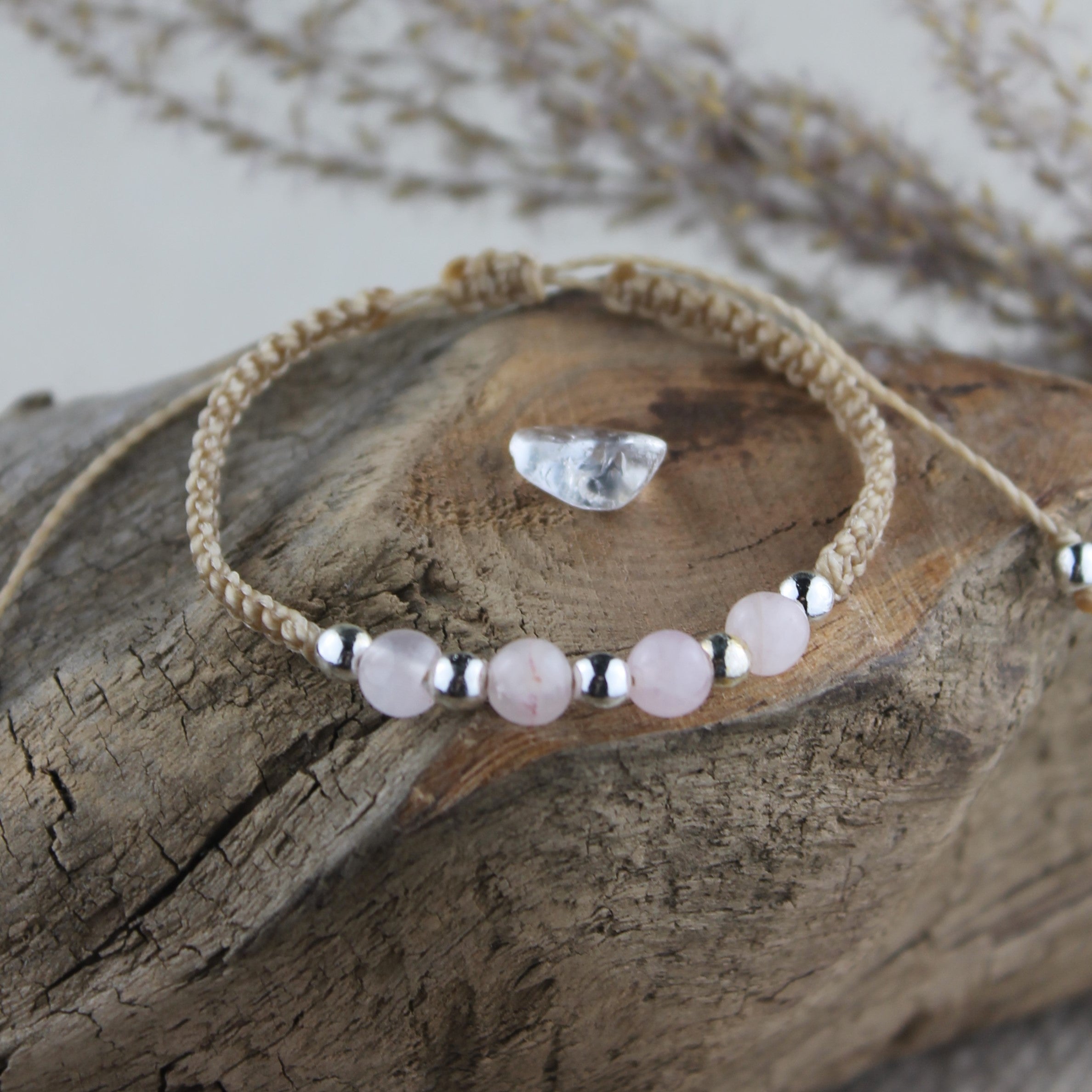 MEDEA Rosenquarz Edelsteinarmband Makramee personalisiert gold- oder silberfarben