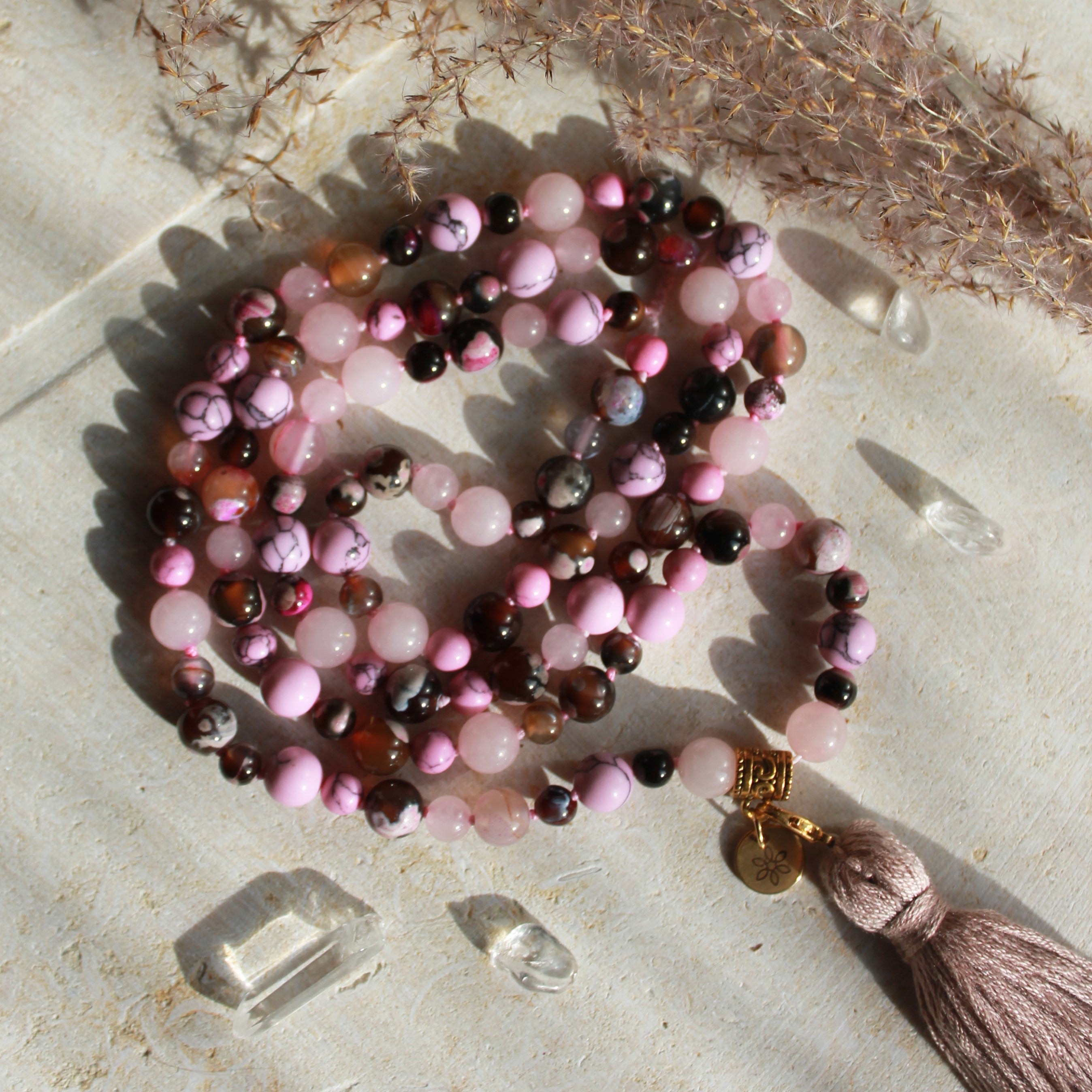 Rosenquarz, pinker Feuerachat mit pinker Türkis Mala goldfarben