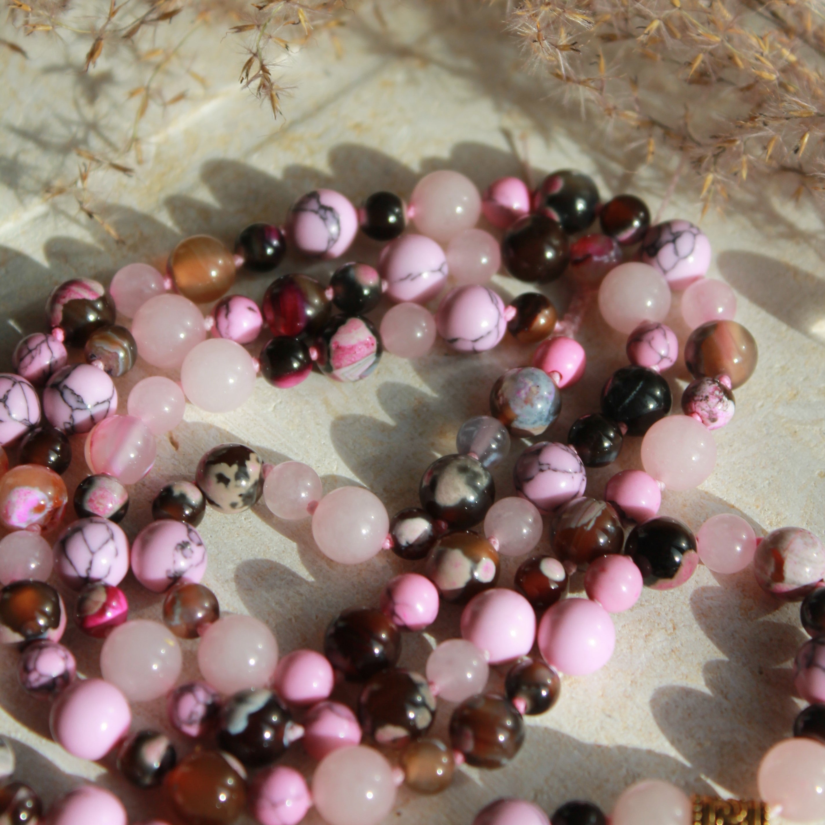 Rosenquarz, pinker Feuerachat mit pinker Türkis Mala goldfarben