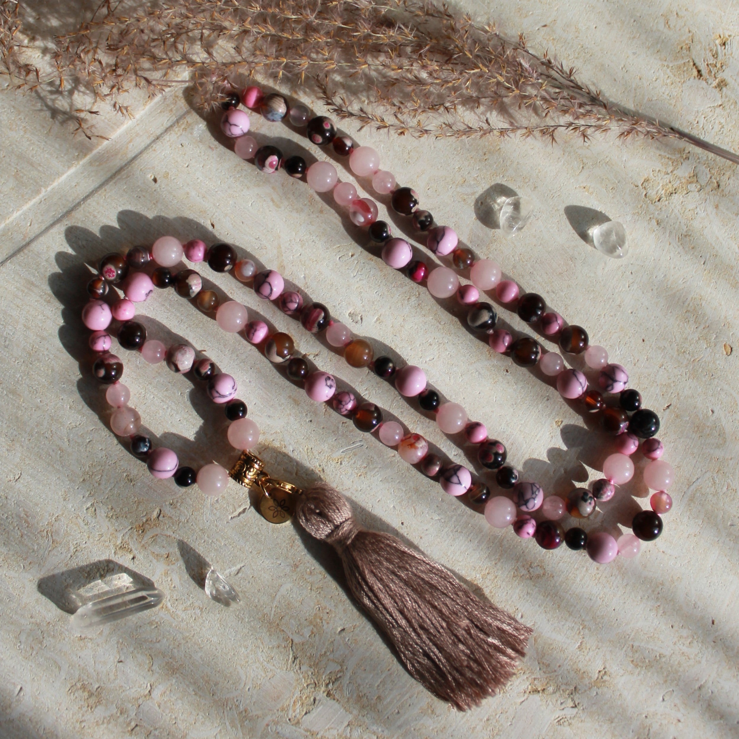 Rosenquarz, pinker Feuerachat mit pinker Türkis Mala goldfarben