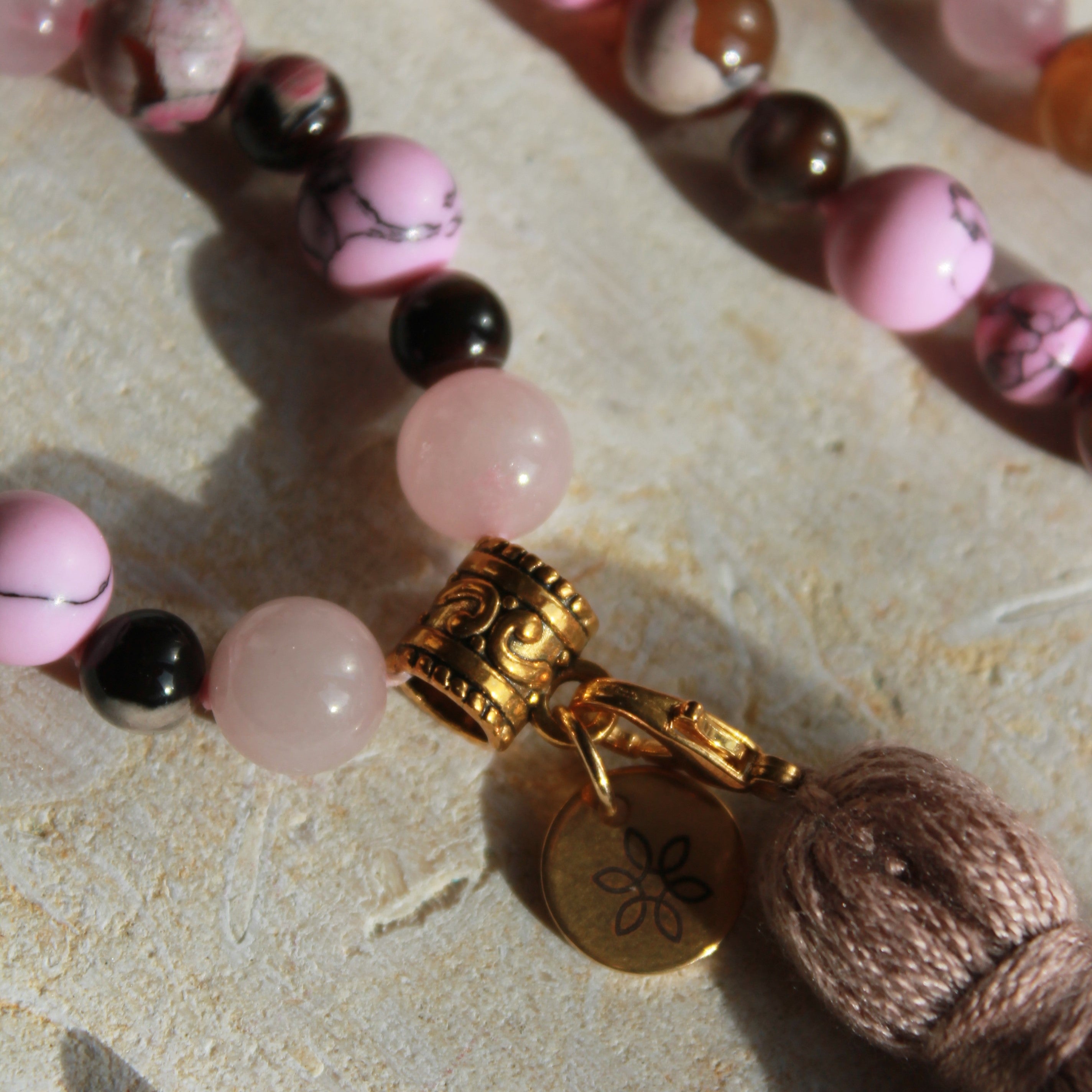 Rosenquarz, pinker Feuerachat mit pinker Türkis Mala goldfarben