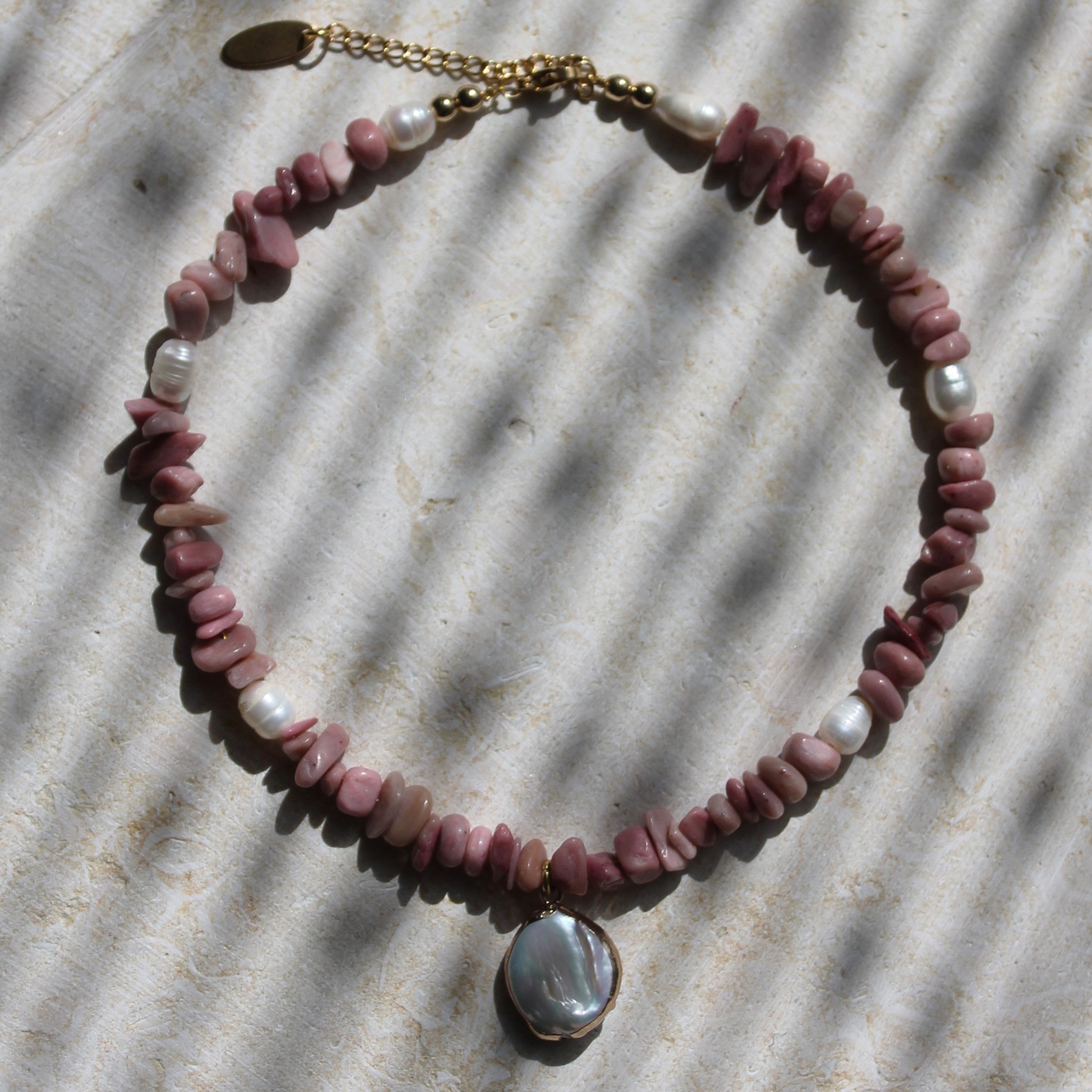 Rhodochrosit Splitter mit Süßwasserperlen Choker Kette mit Anhänger Barockperle