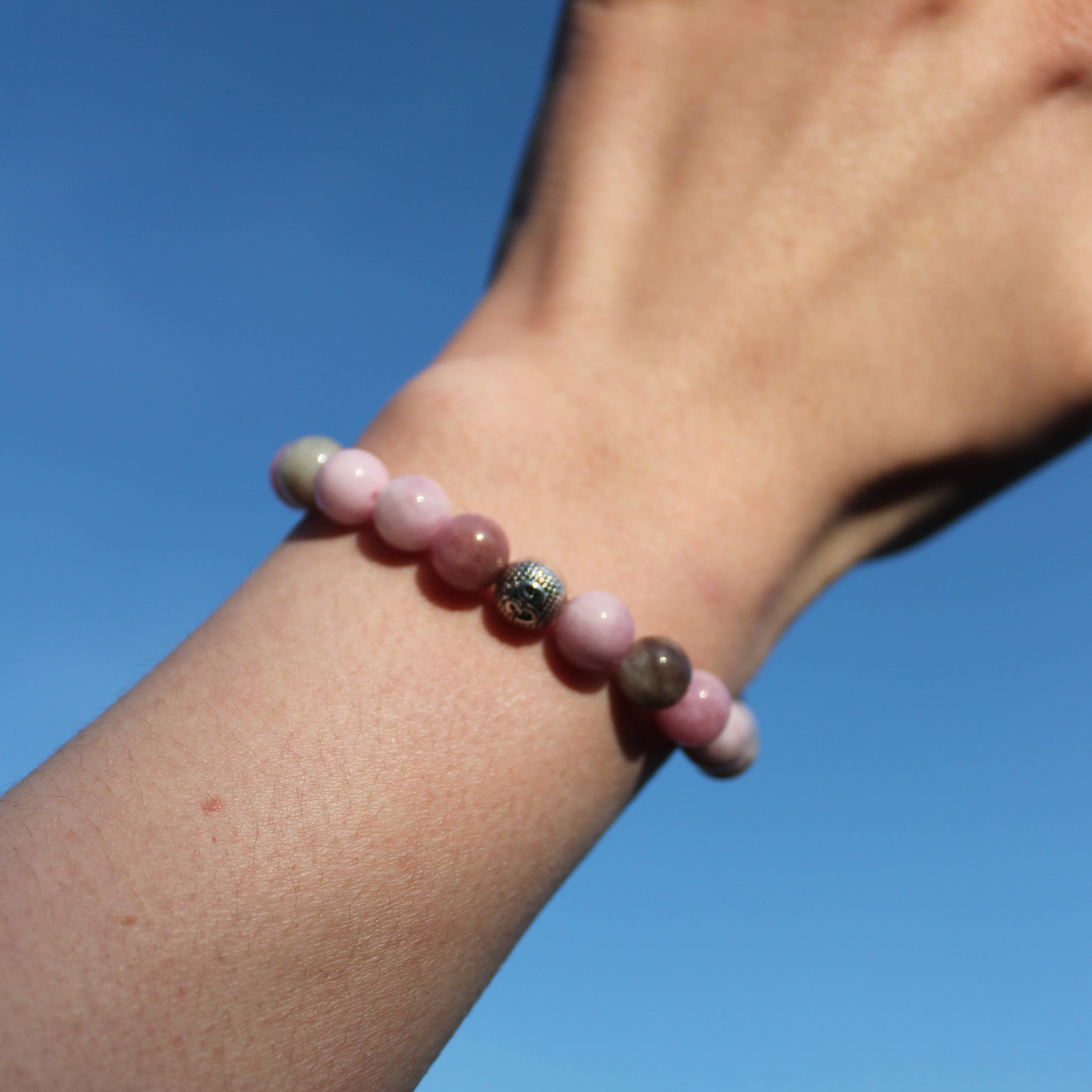 Rosa Jade Edelsteinarmband Om silberfarben