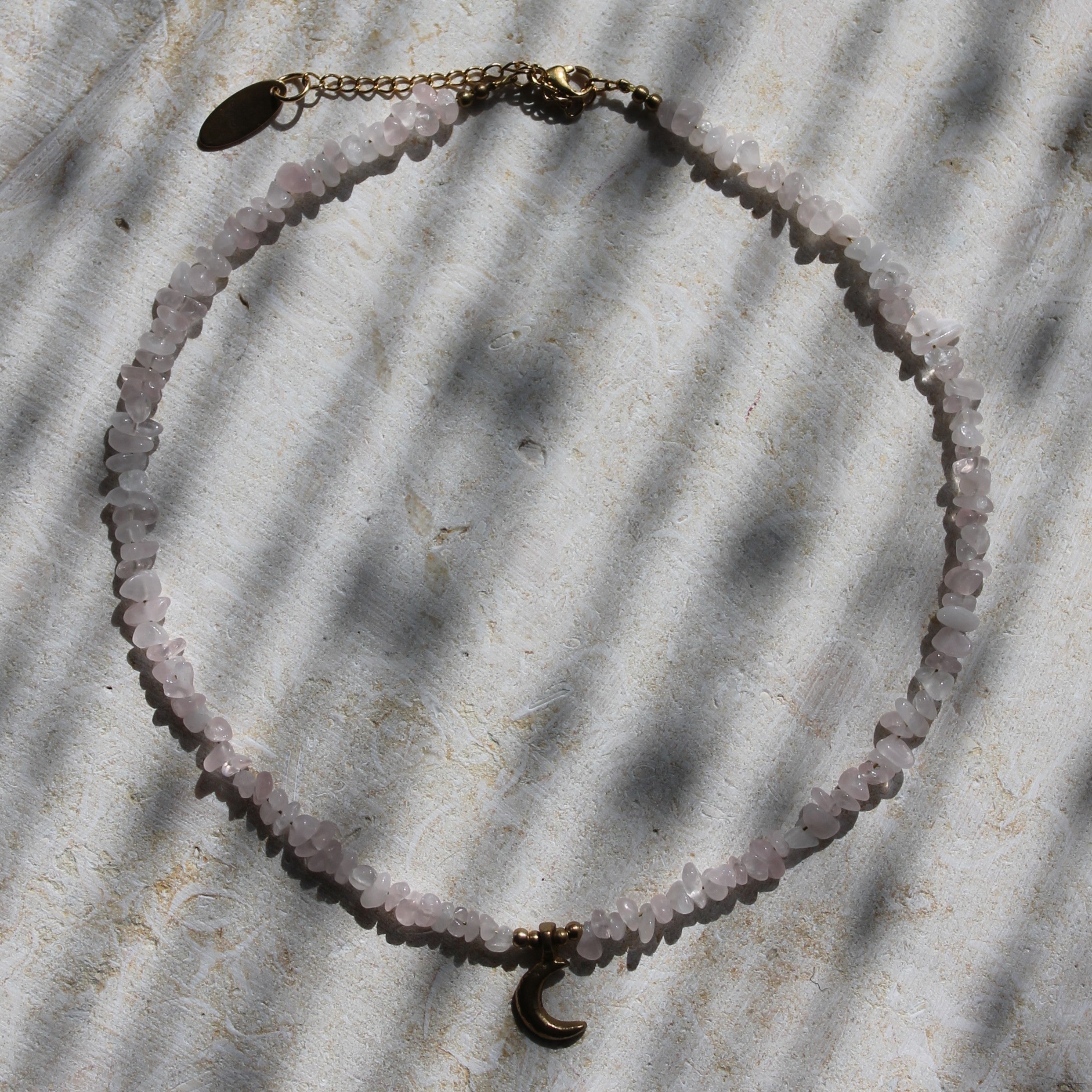 Rosenquarz Splitter Choker Kette mit Messinganhänger goldfarben