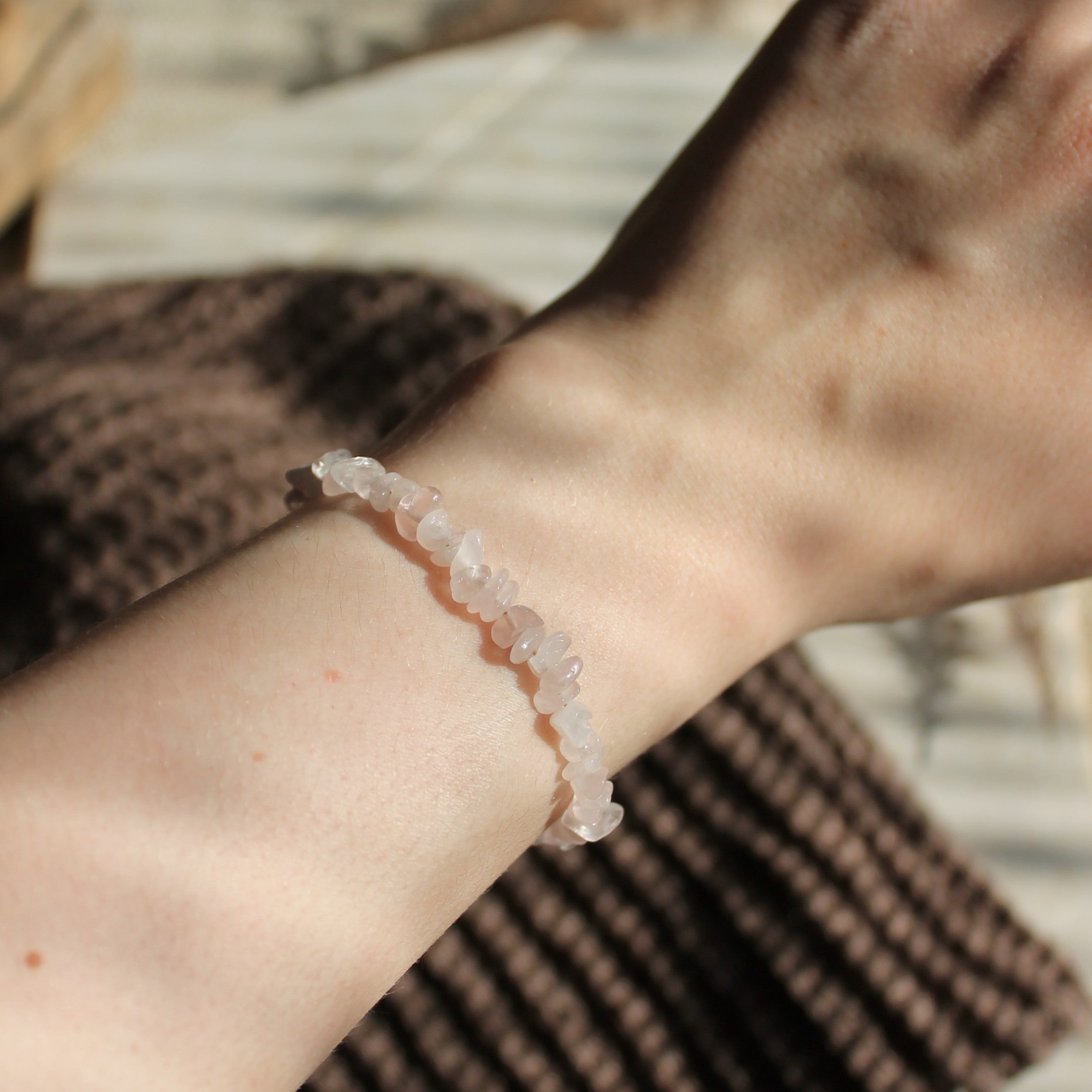 Rosenquarz Splitter Edelsteinarmband mit Verschluss goldfarben