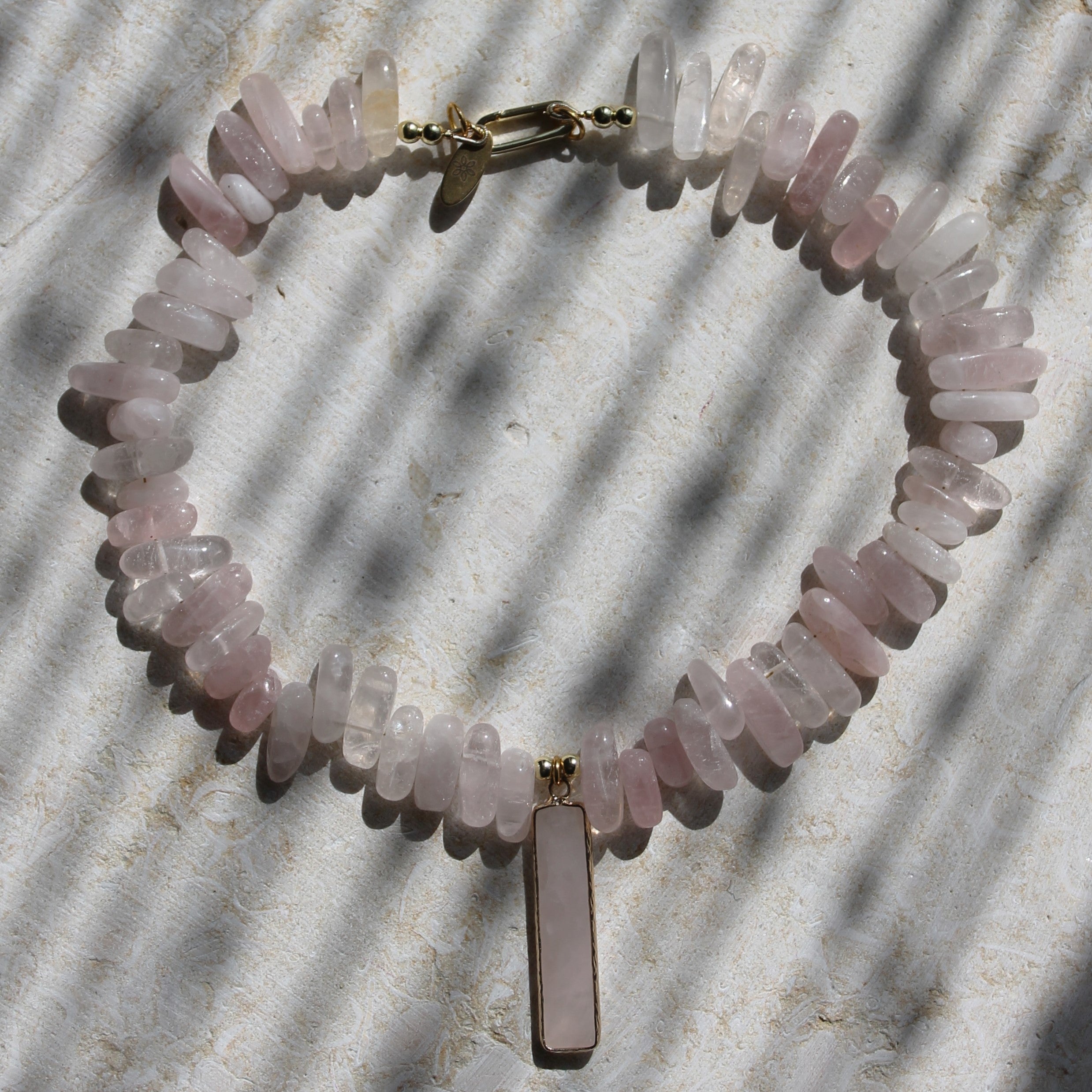 Rosenquarz Choker Kette mit Edelsteinanhänger goldfarben