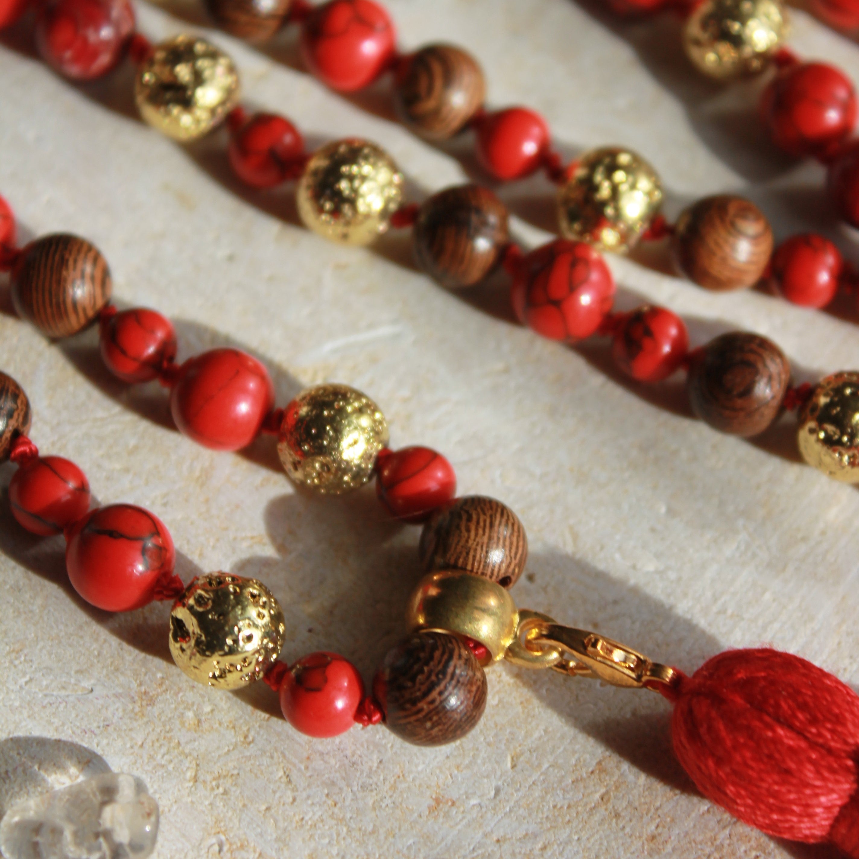 Roter Türkis mit Lavastein Mala mit Buddha goldfarben