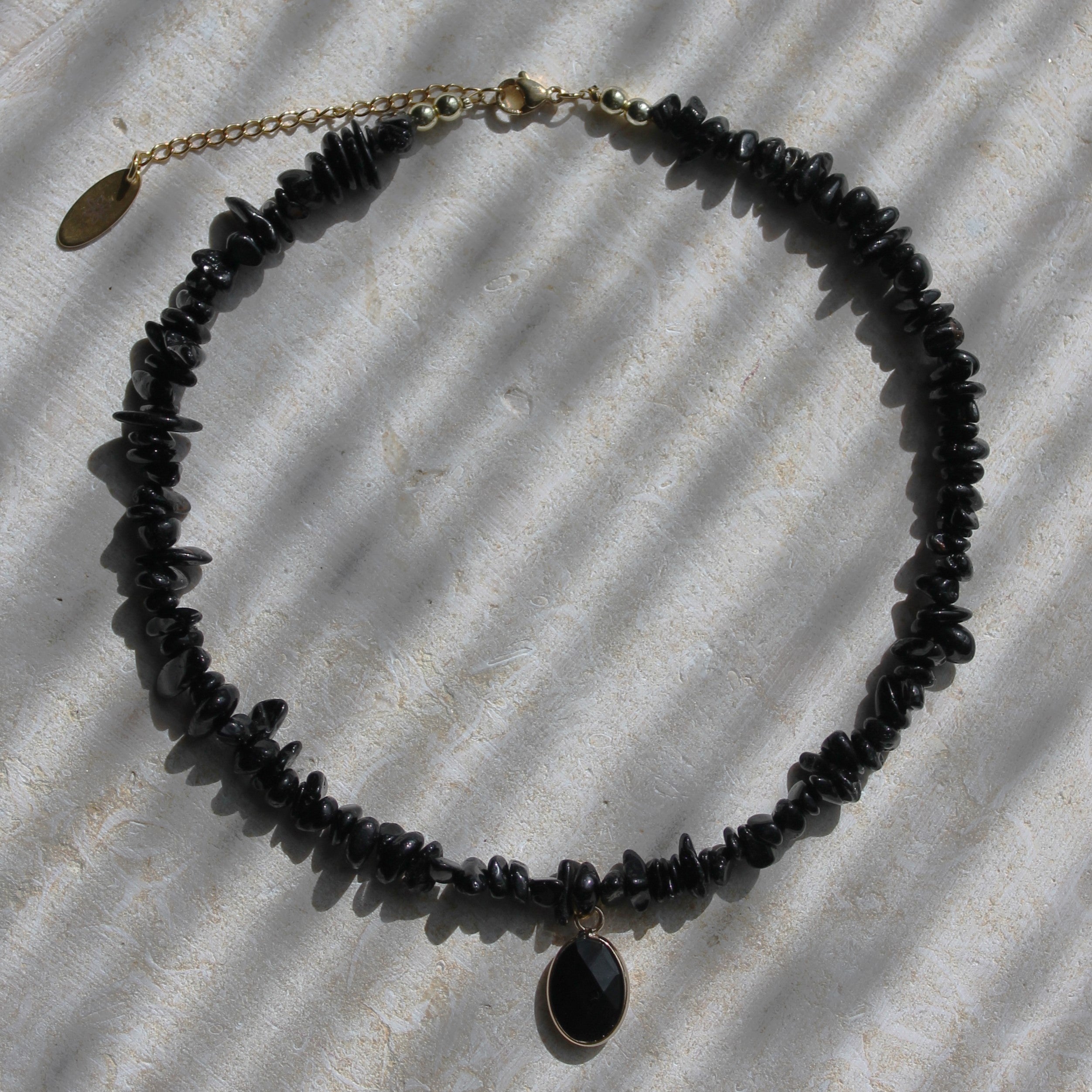 Schwarzer Turmalin Splitter Choker Kette mit Edelsteinanhänger goldfarben