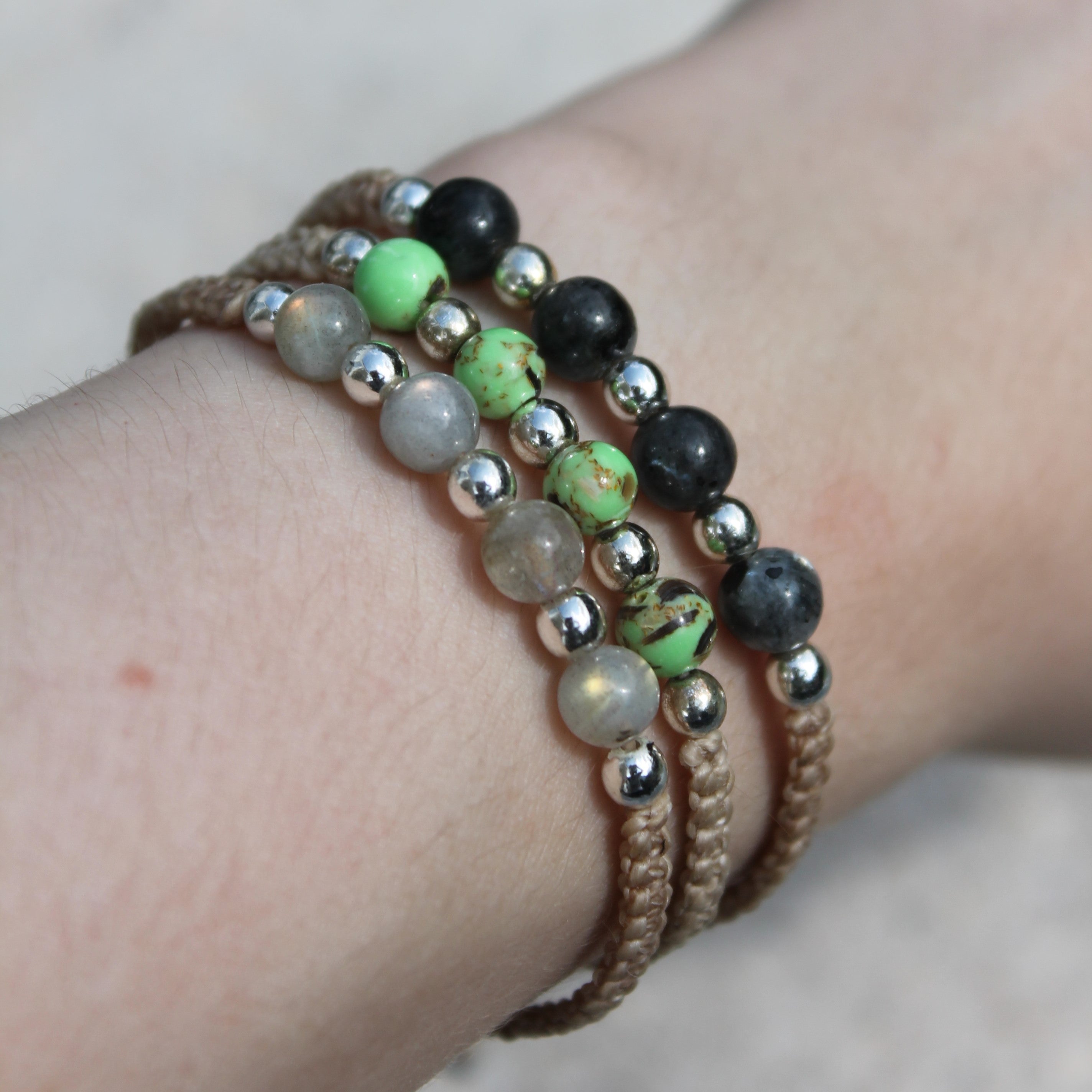 MEDEA Labradorit dark Edelsteinarmband Makramee personalisiert gold- oder silberfarben