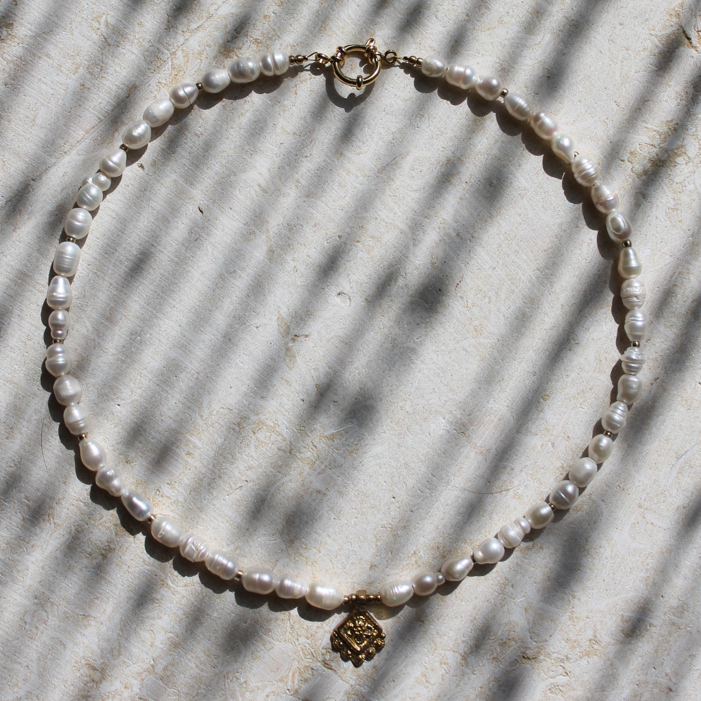 Süßwasserperlen Kette mit Messinganhänger goldfarben