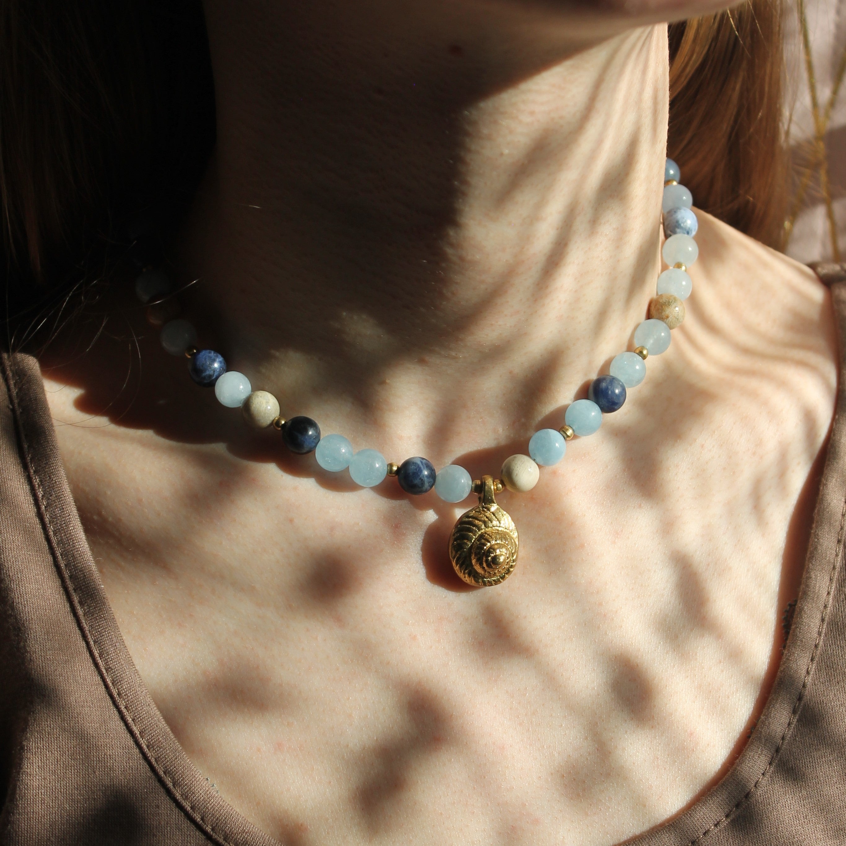 Aquamarin Jaspis Lapislazuli Choker Kette mit Messinganhänger goldfarben